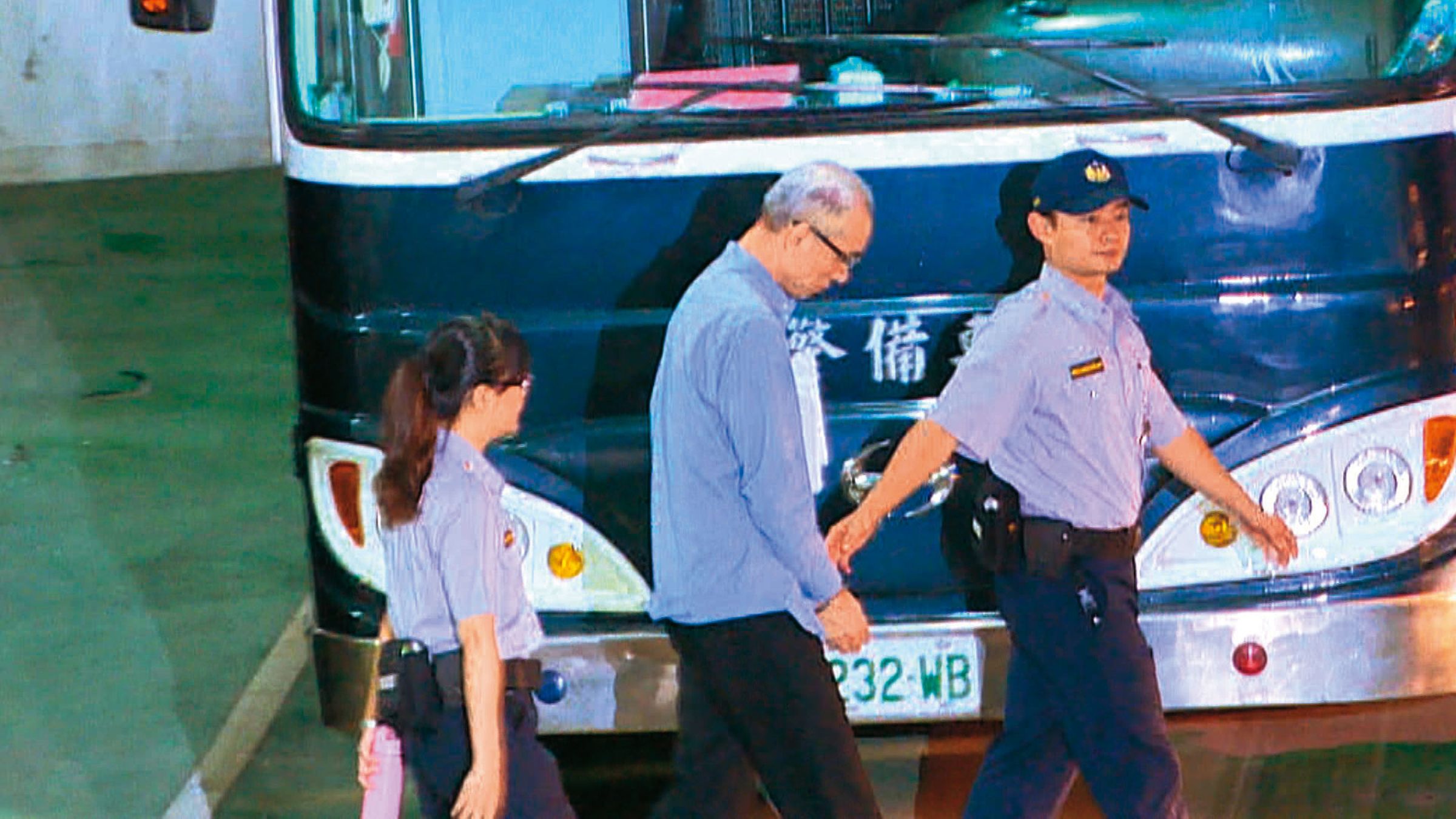朱國榮2016年因台壽保內線交易案遭收押,後來以4億元交保,2019再因松崗炒股案以1億元交保,這5億元都將遭沒收。(翻攝東森新聞)