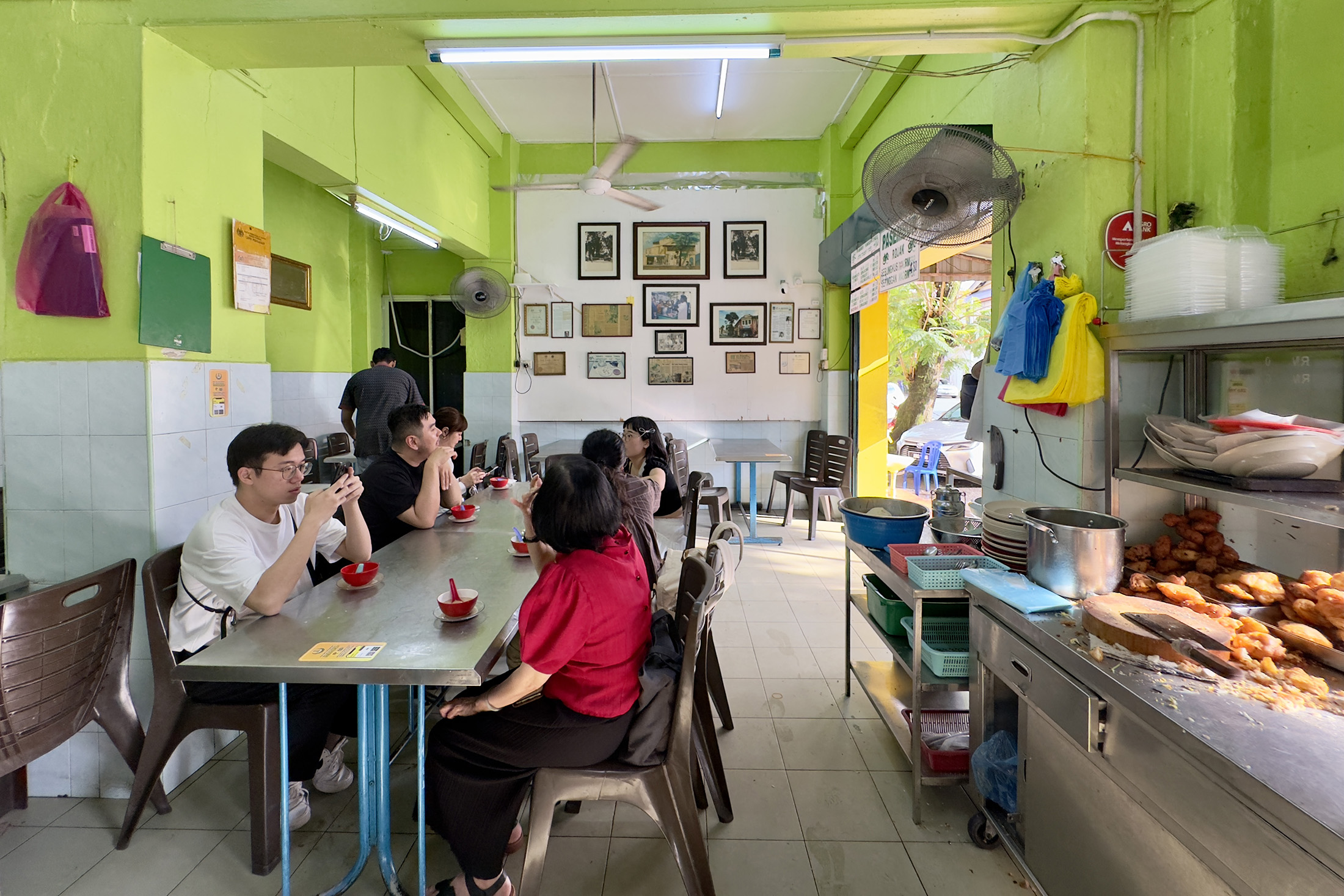 Ansari Famous Cendol的店面沒什麼裝潢，但生意十分熱絡。