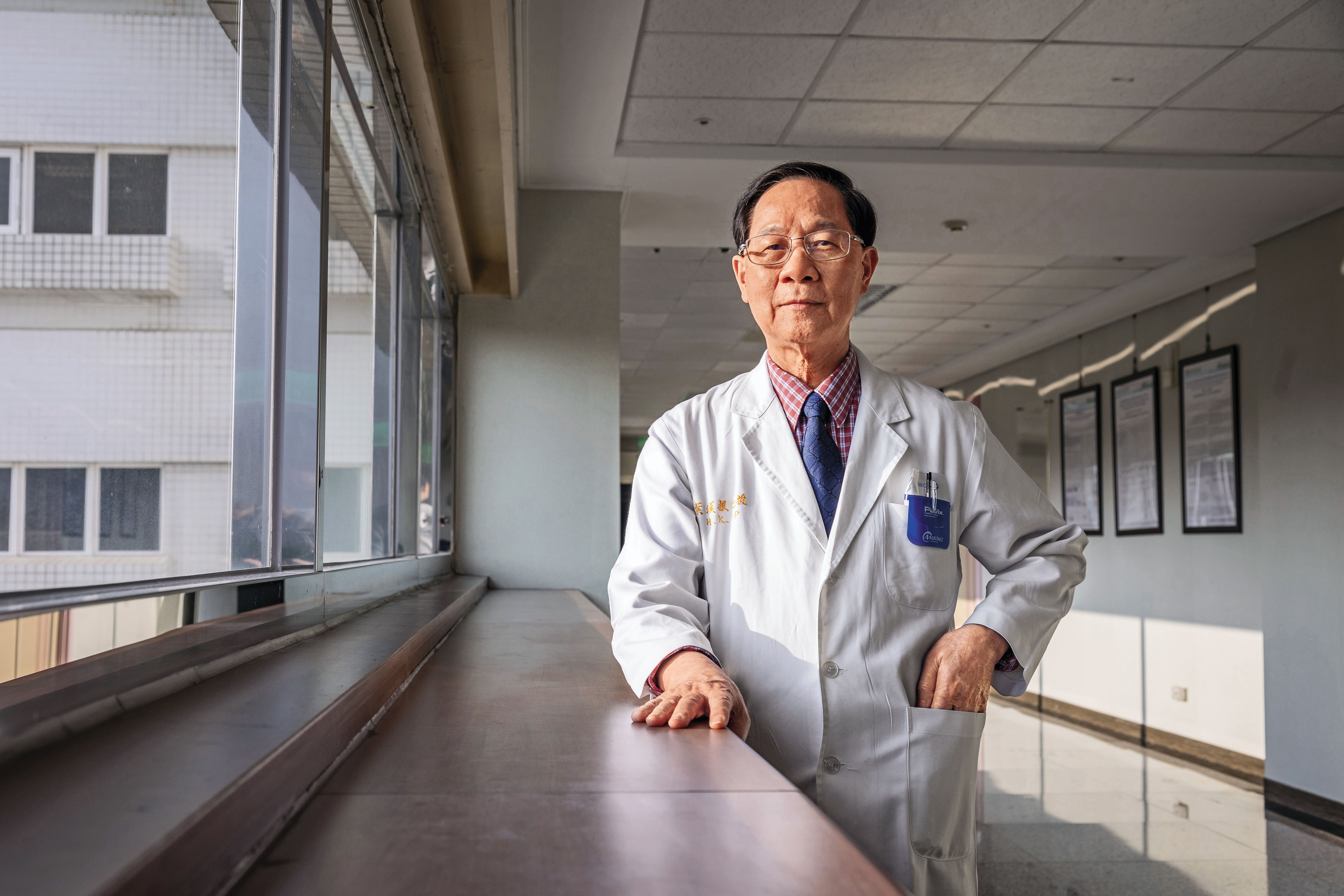 葉漢根在高雄長庚醫院已三十多年，在醫院隔壁的宿舍也住了三十多年，他說不想浪費時間通勤。