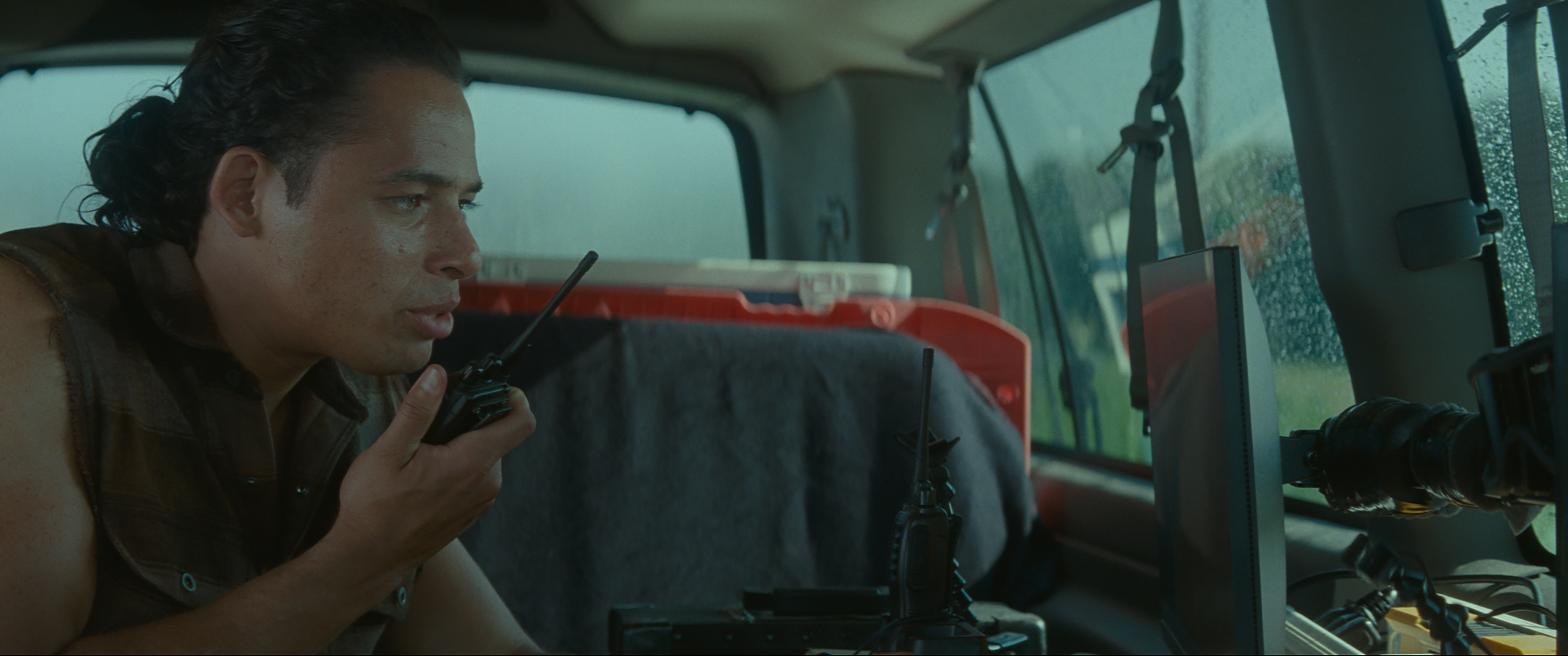 安東尼拉莫斯戲裡碰上龍捲風天災，戲外碰上阿湯哥踢椅背的人禍，真的有夠衰。（華納兄弟提供）