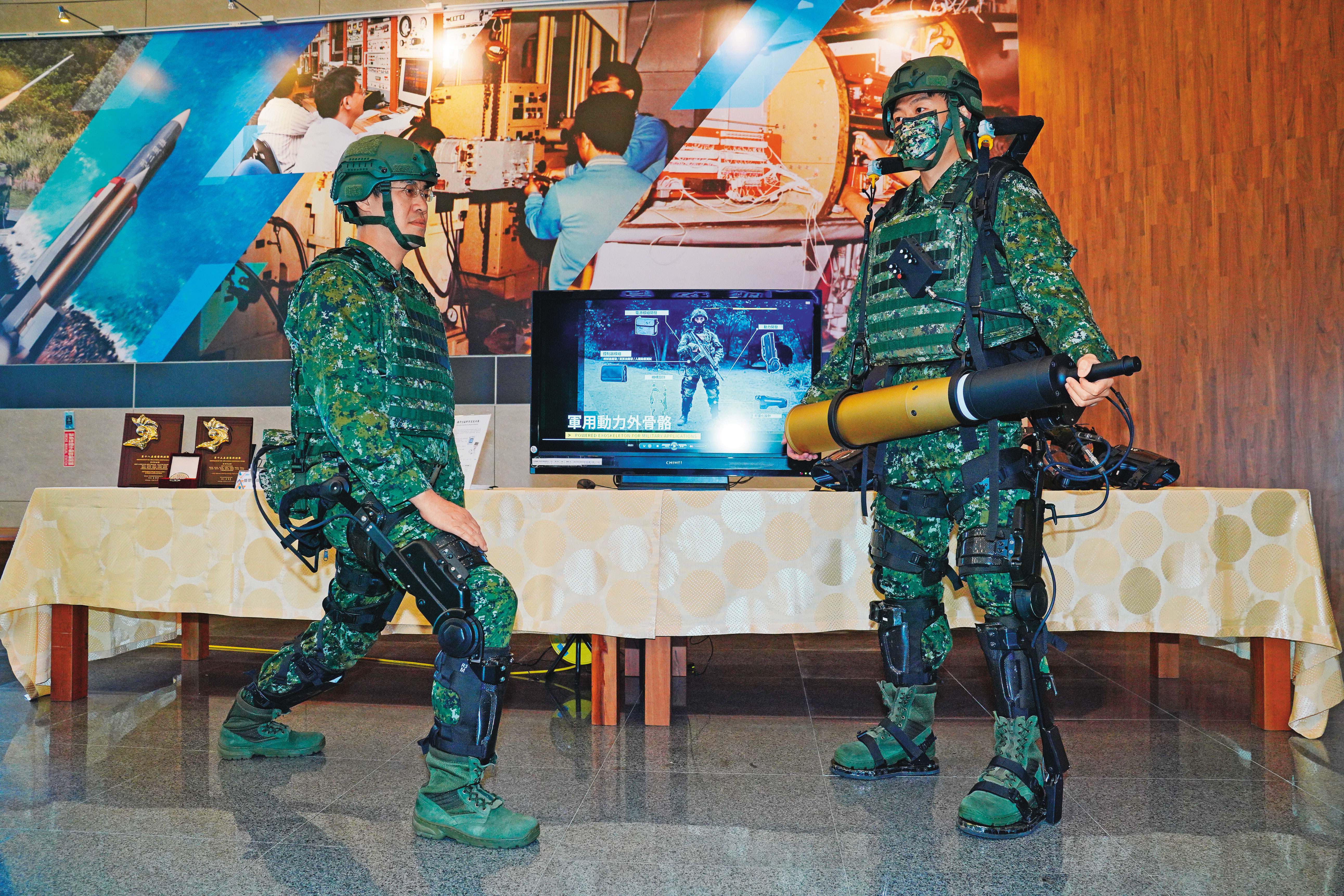 為了打造國家數位作戰自主能力，中科院對軍用外骨骼的開發，正從過往的下肢型，衍生成到全身型外骨骼。