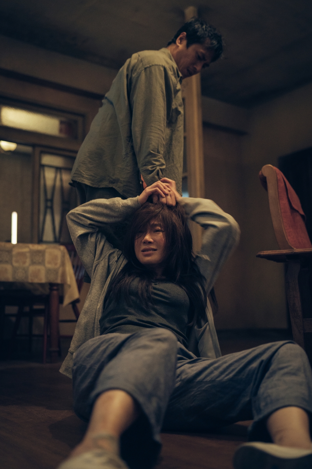 莊凱勛拍攝時來真的，凶狠拽尹馨頭髮。（劇匯文創提供）