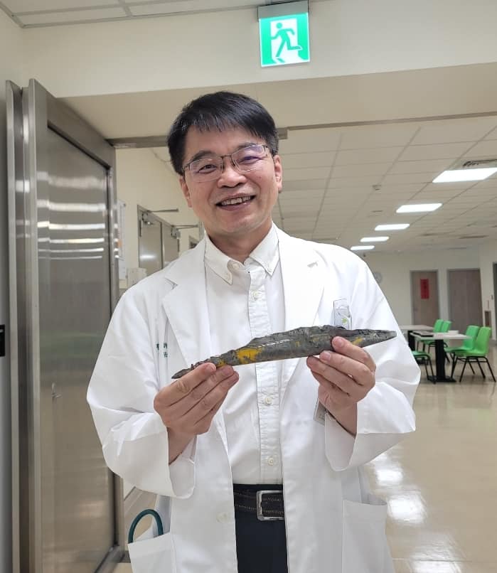許秉毅開車前往台南開會時狀況連連,竟有長條金屬片卡在車輪軸。(翻攝許秉毅臉書粉專)