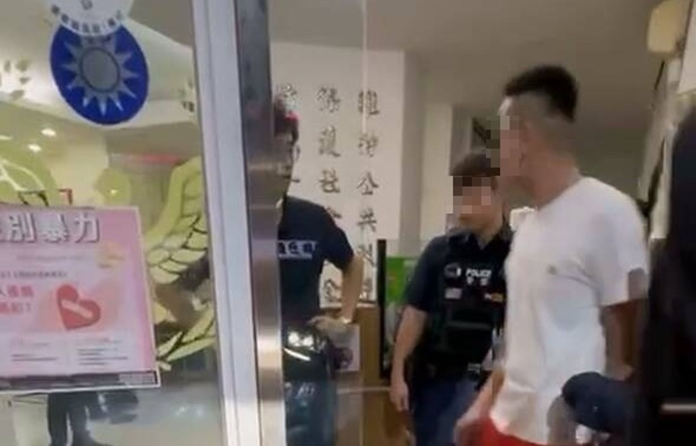 翁男等人欲闖入派出所,警方鎖住大門,邊蒐證同時展開驅離。(讀者提供)