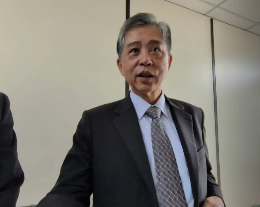 台中市警局長吳敬田感謝台中更保的捐贈。（鄧玉瑩攝影）