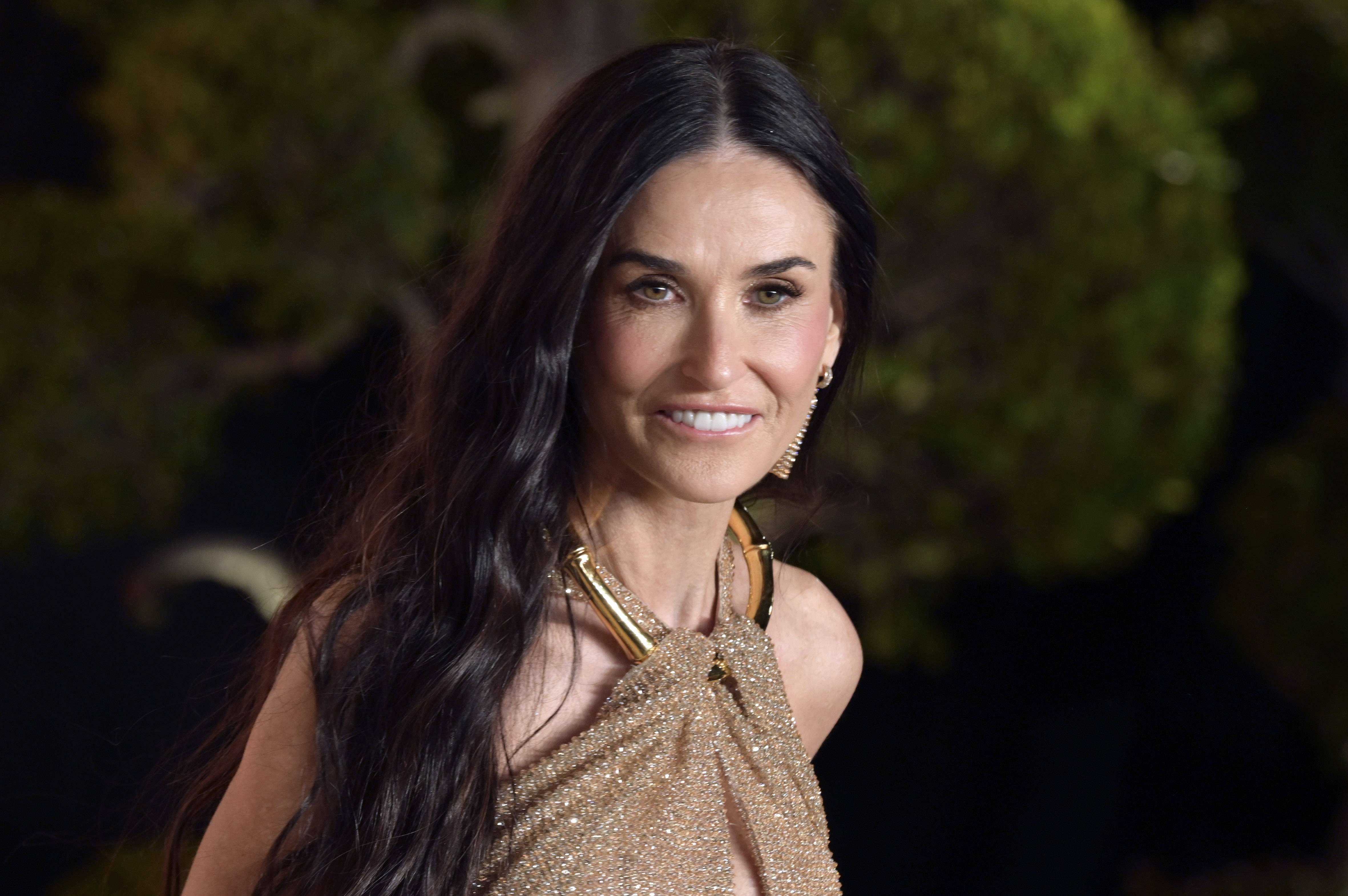 面對前夫布魯斯威利被現任妻子艾瑪海明分開獨居，接受全天候專業照護，戴咪摩爾表示力挺這樣的決定。（東方IC）