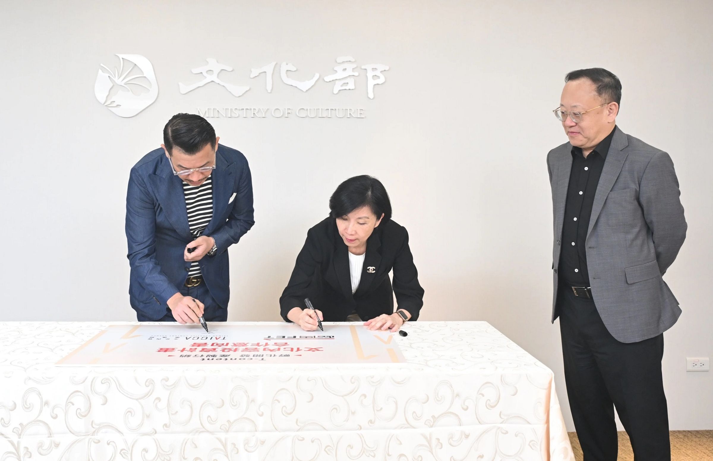蔡嘉駿(左)感謝文化部長史哲(右)一路支持,讓他順利處理產業問題。中為遠傳電信總經理井琪。(文策院提供)