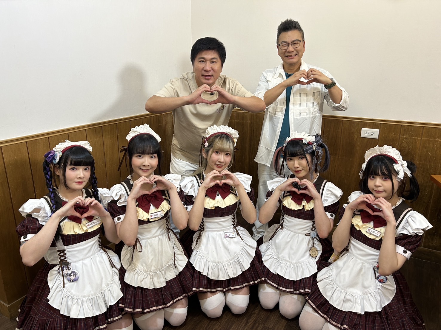 胡瓜、沈玉琳為節目嘗試女僕咖啡廳初體驗。（下面一位提供）