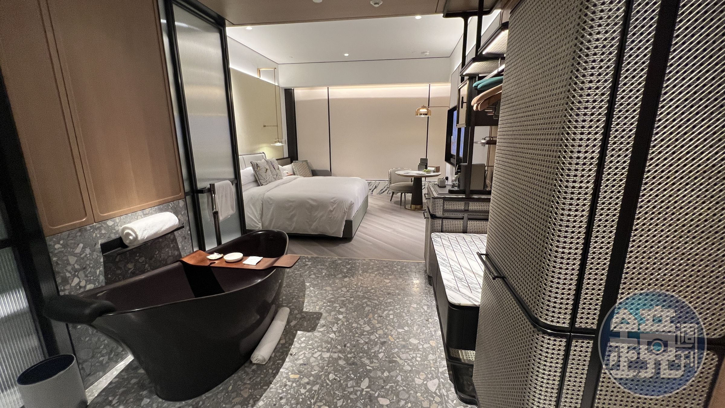 「1 King Premium Sunrise Sea View」的標配是一張大床與獨立浴缸，睡眠空間與衛浴空間以地板材質區隔。