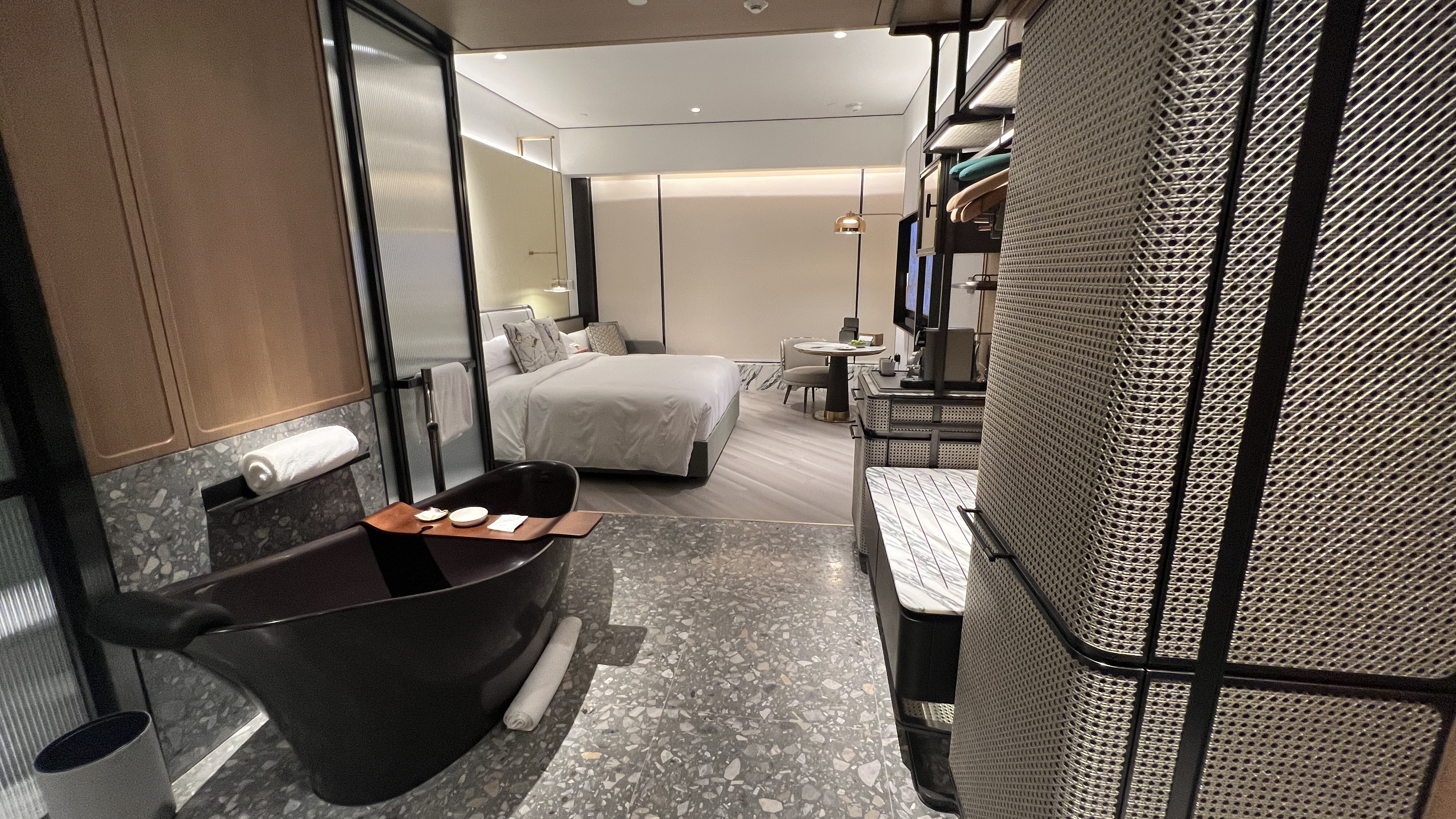 「1 King Premium Sunrise Sea View」的標配是一張大床與獨立浴缸，睡眠空間與衛浴空間以地板材質區隔。