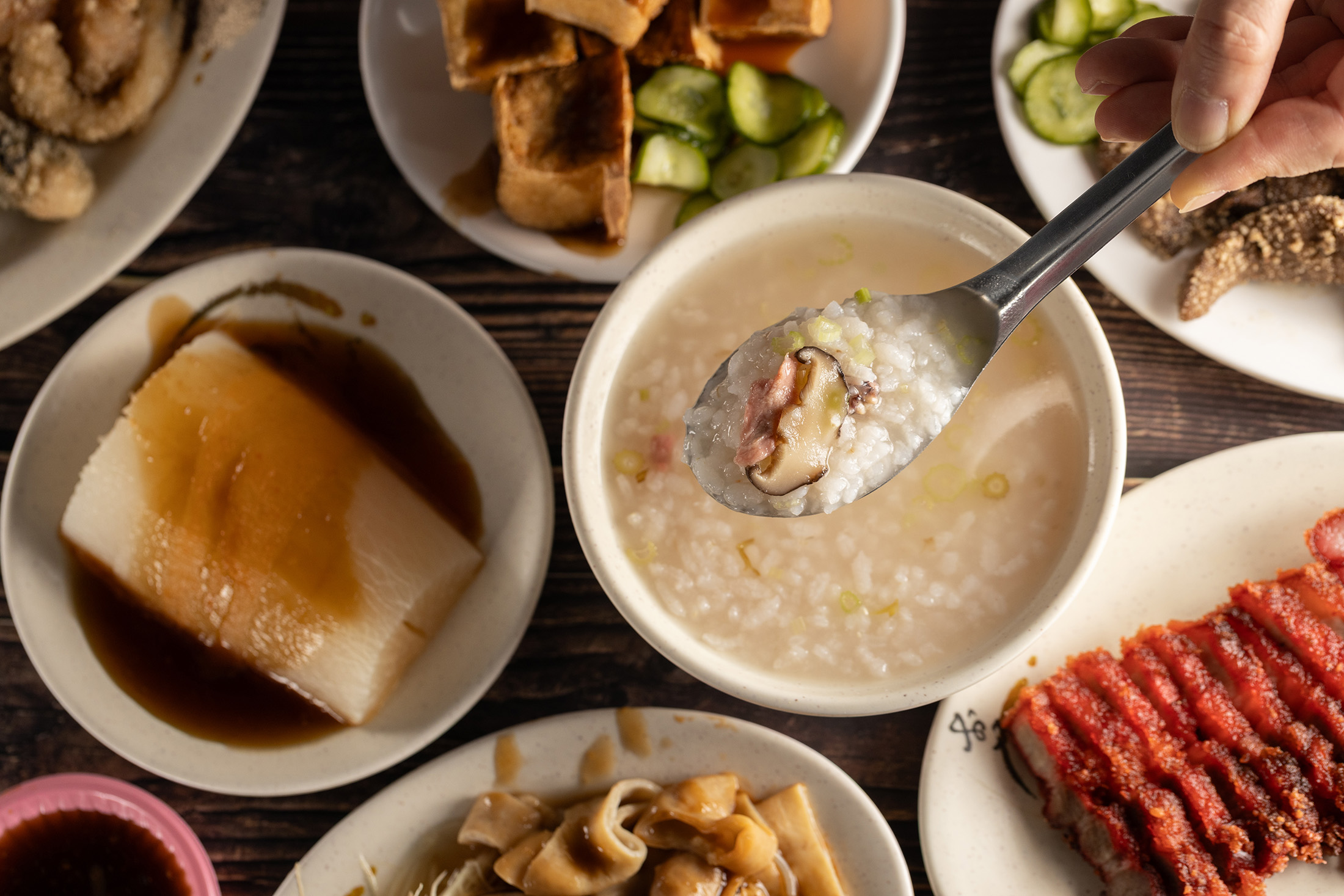 位於台北北投金龍市場的「石牌鹹粥」，以多樣化的炸物小菜搭配鹹粥，成為在地人的早餐首選。