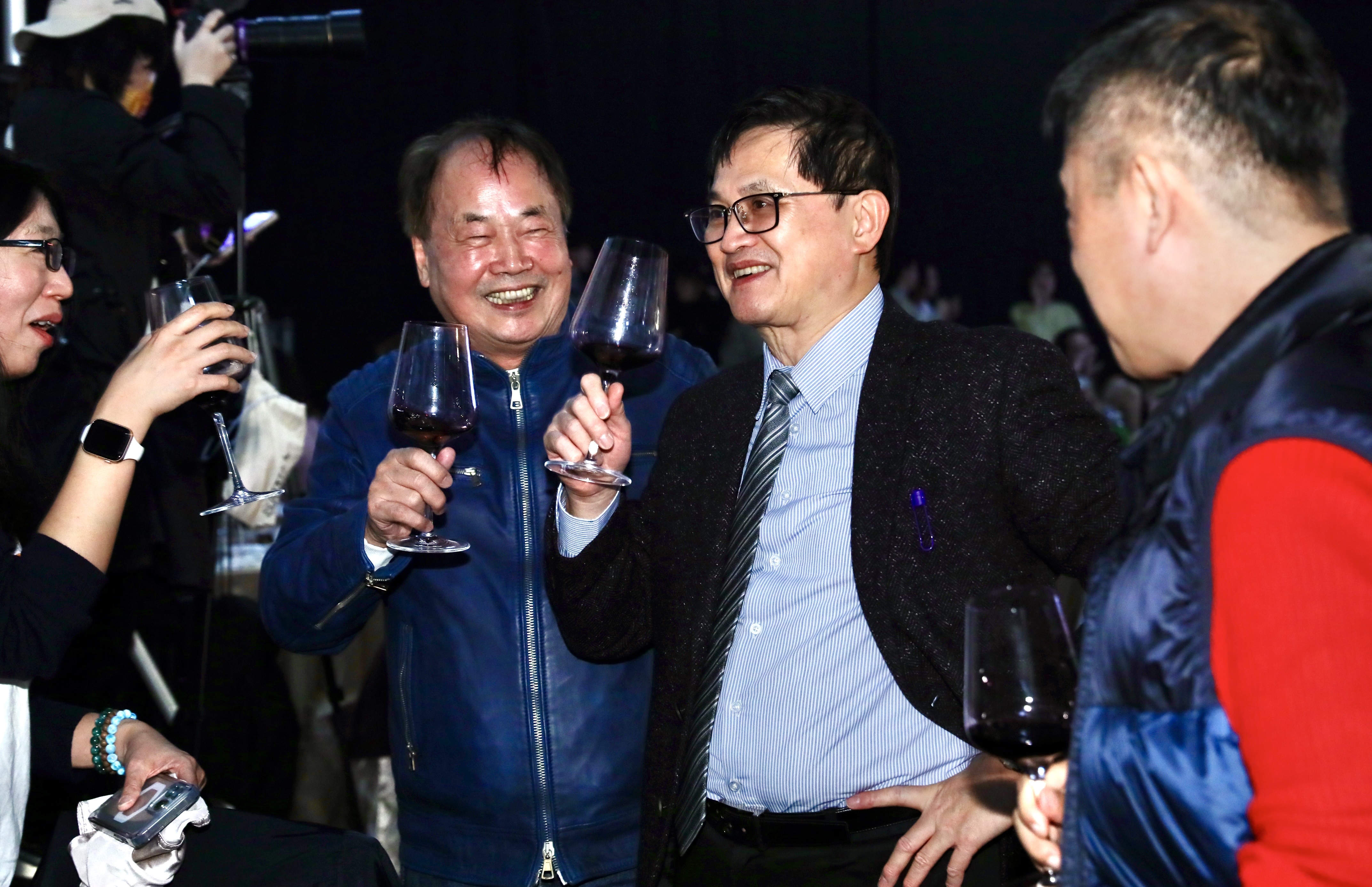 和碩集團旗下小金雞晶碩24日舉行尾牙，集團大家長童子賢也特別抽空出席與2,000位員工一起同歡。