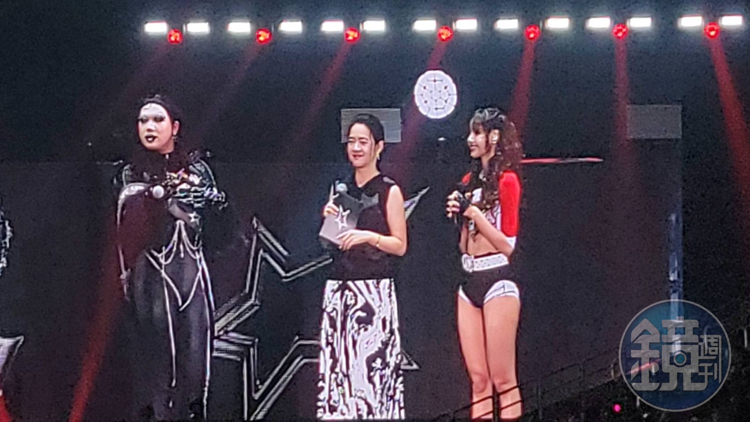 幸運粉絲扮成黑天鵝獲得優勝，與Lisa合拍拍立得。（讀者提供）