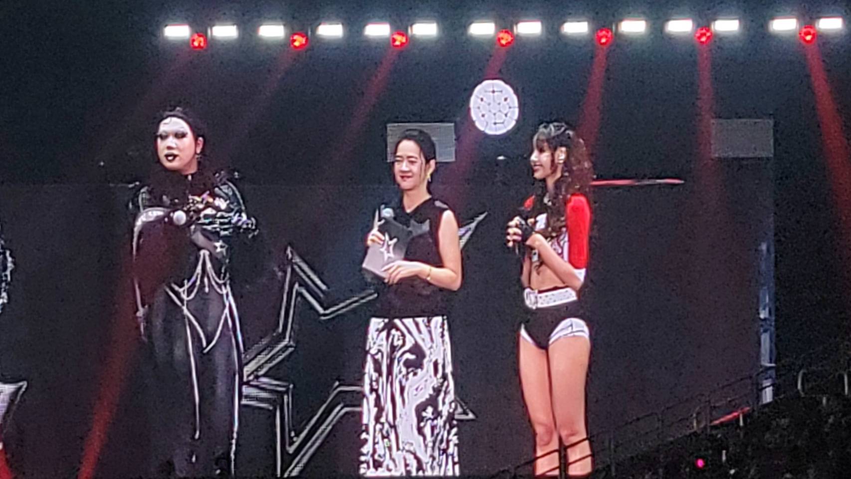 幸運粉絲扮成黑天鵝獲得優勝，與Lisa合拍拍立得。（讀者提供）