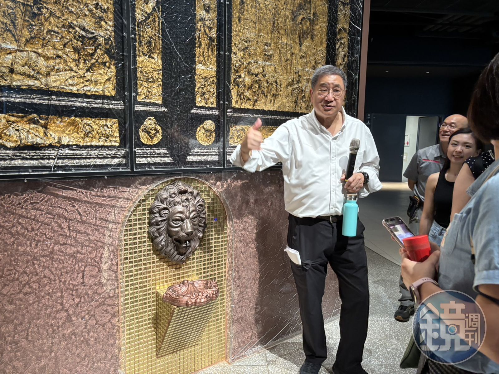 台泥董座張安平特別在鸚鵡螺圖書館內打造復刻版的天堂之水，希望帶給遊客驚奇的體驗。