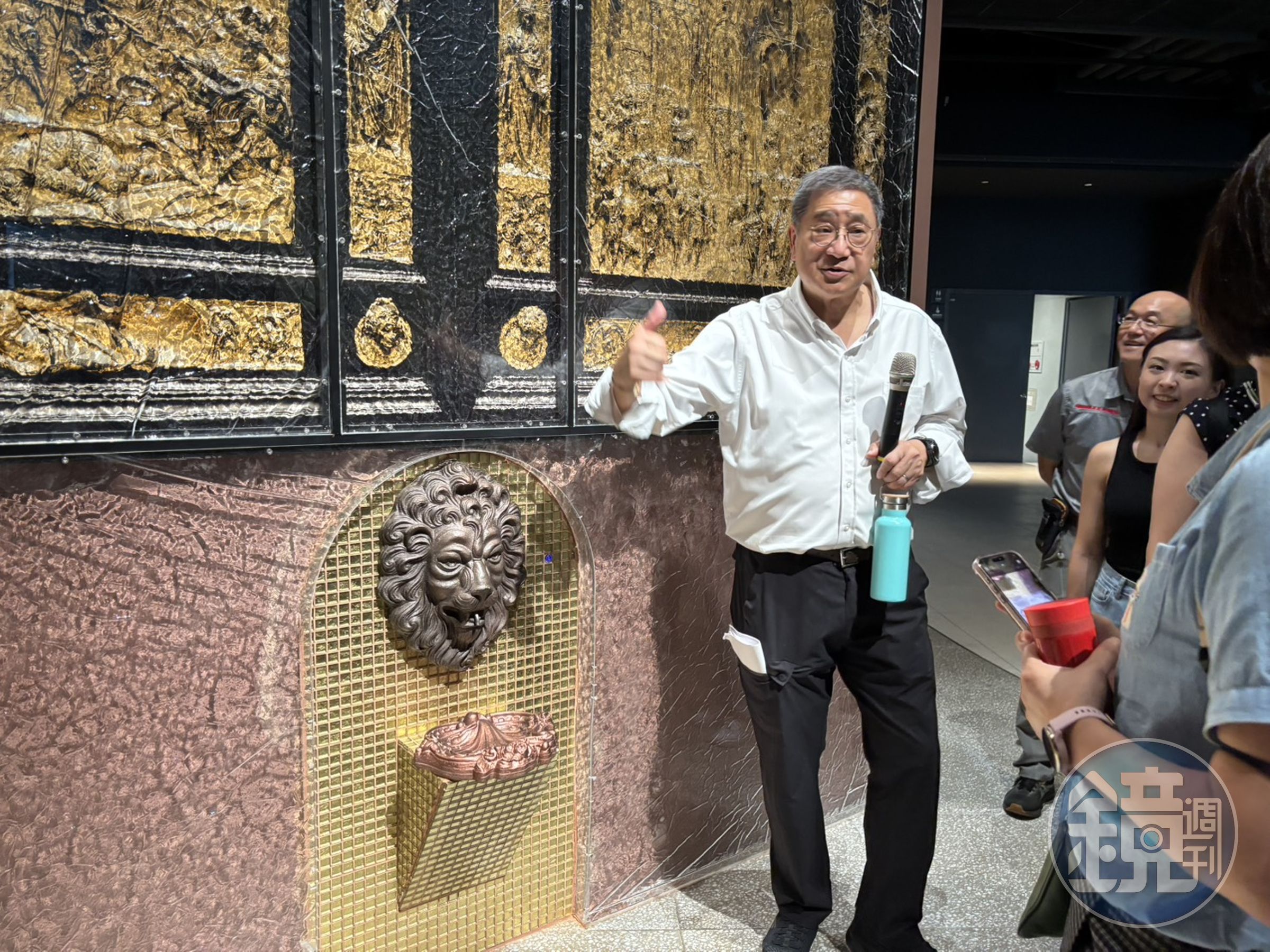 台泥董座張安平特別在鸚鵡螺圖書館內打造復刻版的天堂之水,希望帶給遊客驚奇的體驗。