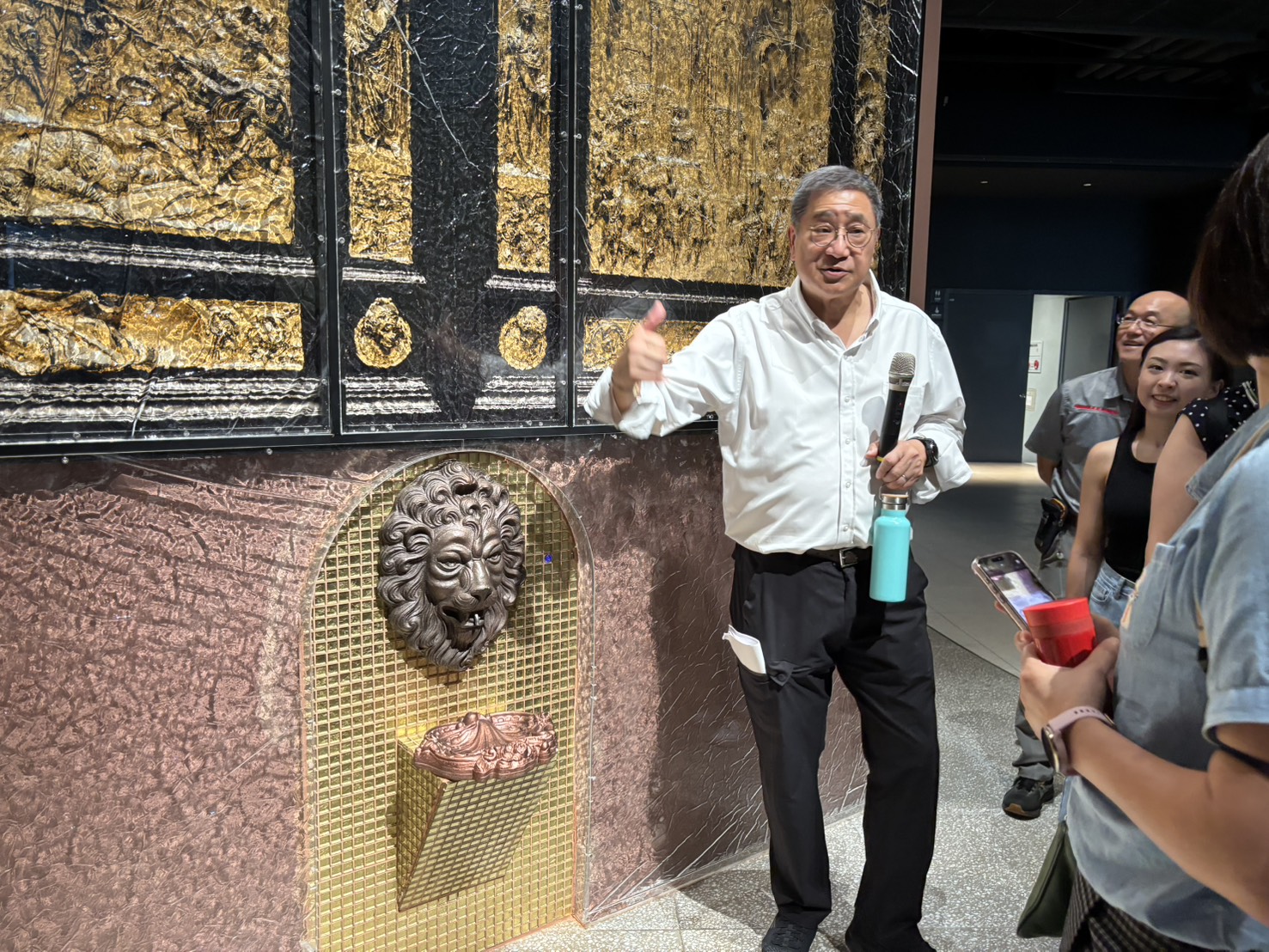 台泥董座張安平特別在鸚鵡螺圖書館內打造復刻版的天堂之水，希望帶給遊客驚奇的體驗。