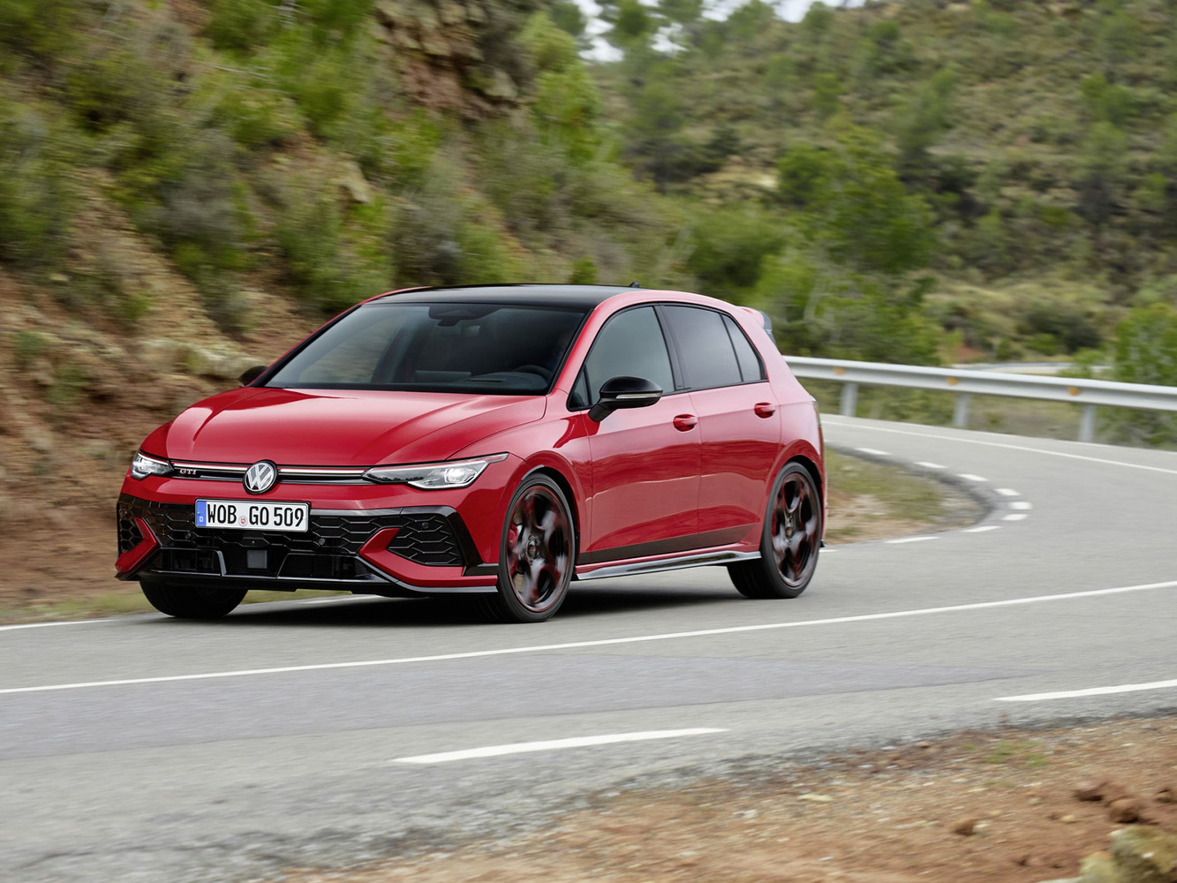 Golf GTI EDITION 50 搭載經進一步強化調校的 2.0 TSI 渦輪增壓汽油引擎，可輸出 325 ps 最大馬力與 42.8 kgm 峰值扭力。