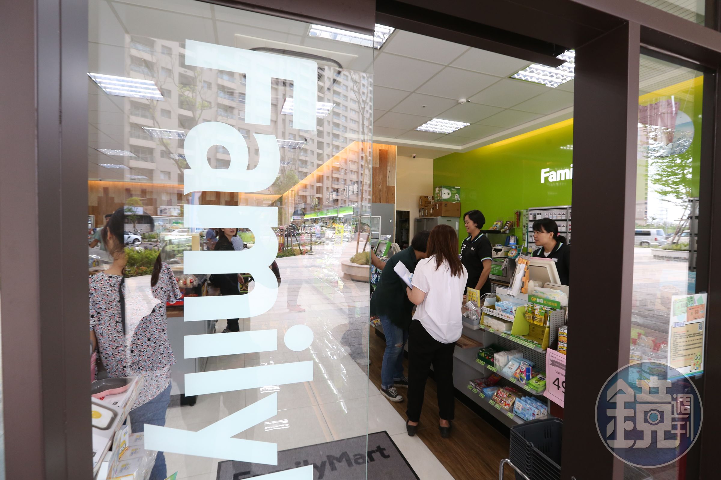 有網友因超商店員不幫忙微波自己帶的便當,不滿嗆聲要客訴。(示意圖,本刊資料照)