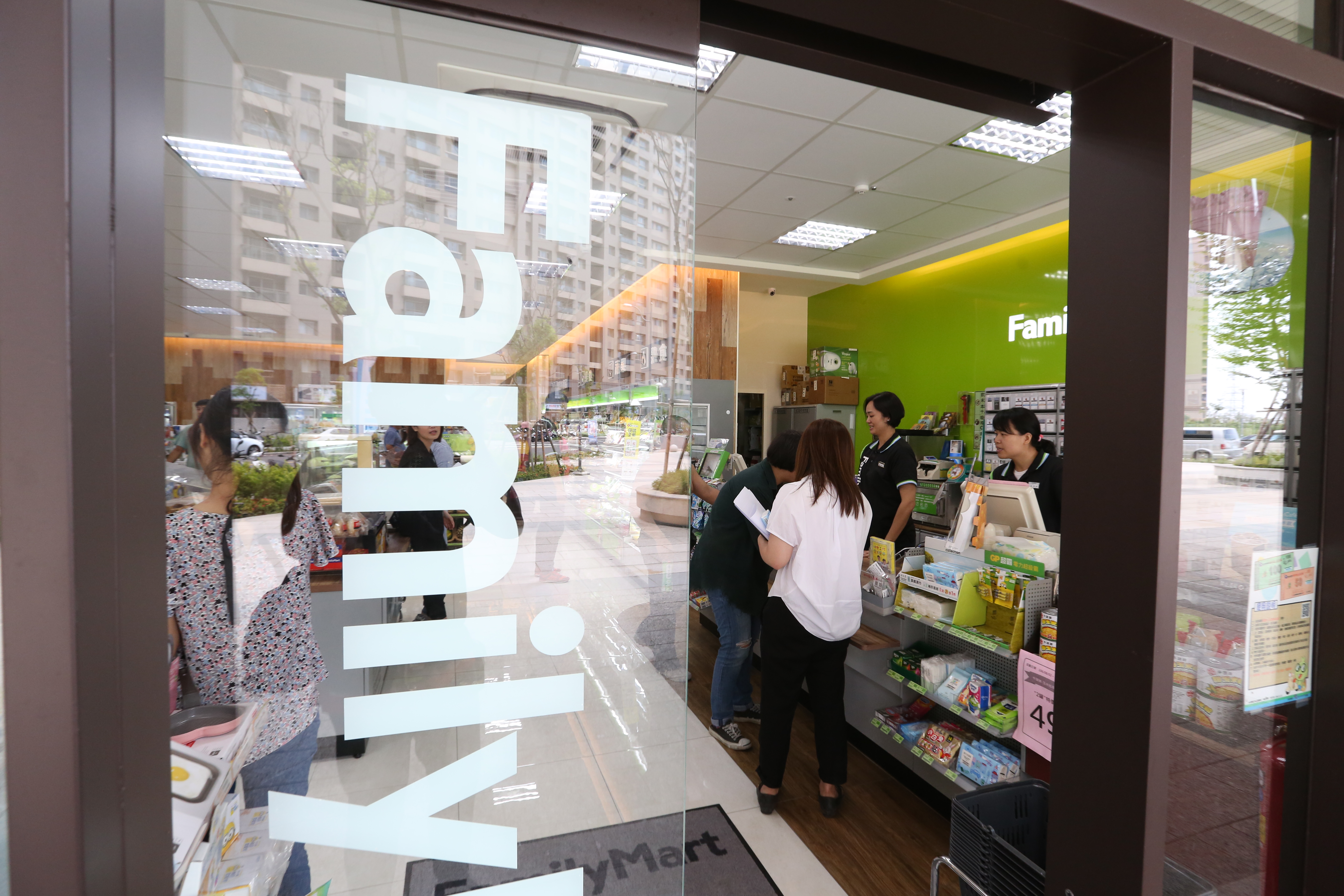 有網友因超商店員不幫忙微波自己帶的便當，不滿嗆聲要客訴。（示意圖，本刊資料照）