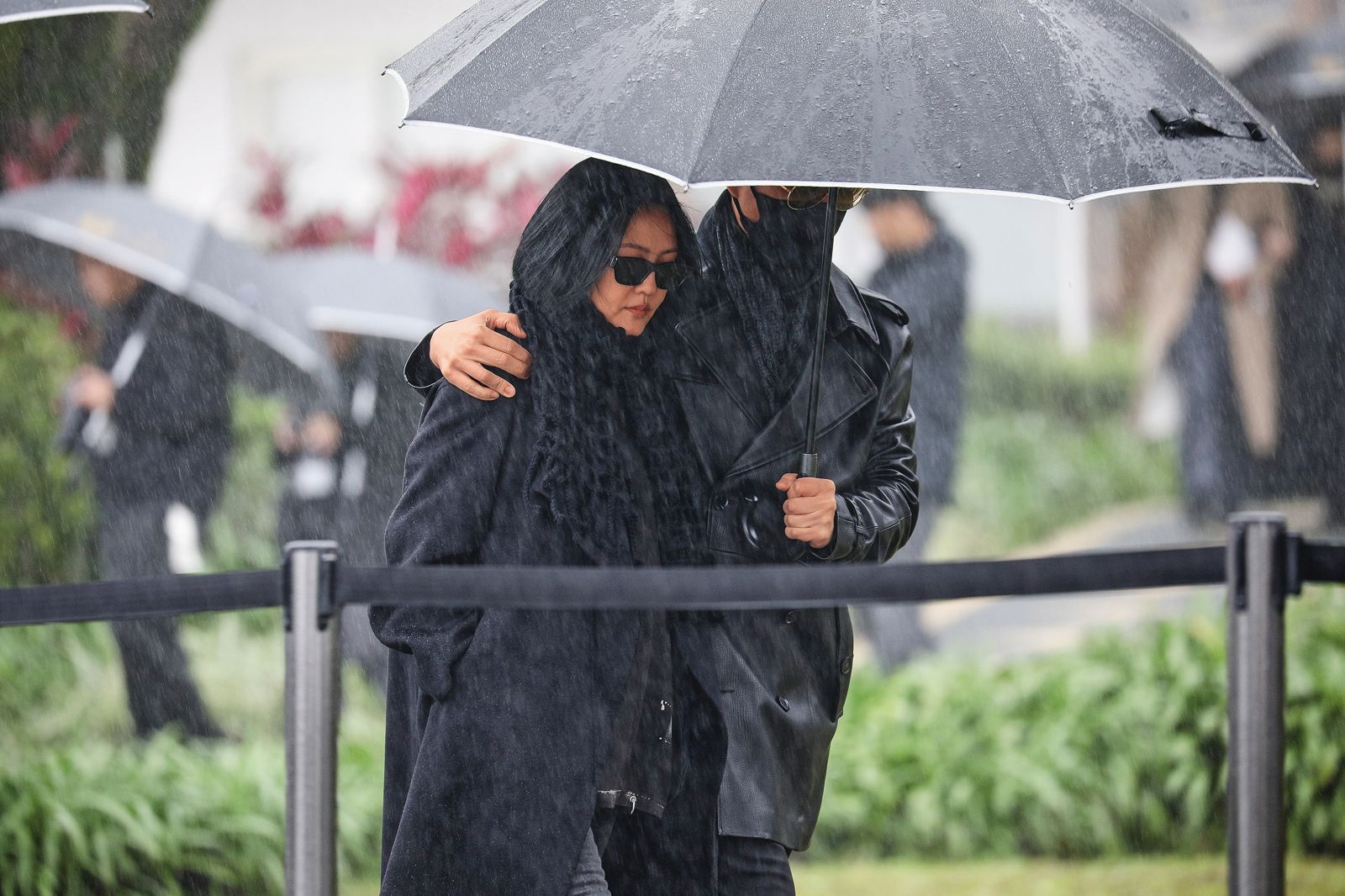 大S雕像2月初揭幕，許雅鈞（右）摟著老婆小S（左）出席，揪甘心餒～