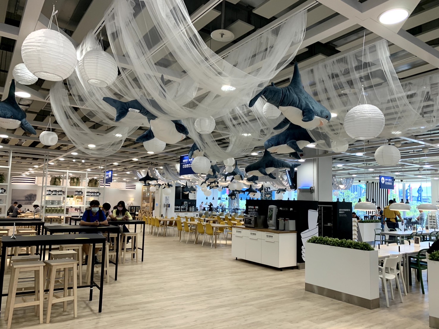 IKEA大台北4家店自初一到初五推出加菜活動，對中「45個名字或姓氏」，就能免費吃雞翅、肉丸等好料。圖為IKEA內湖餐廳。