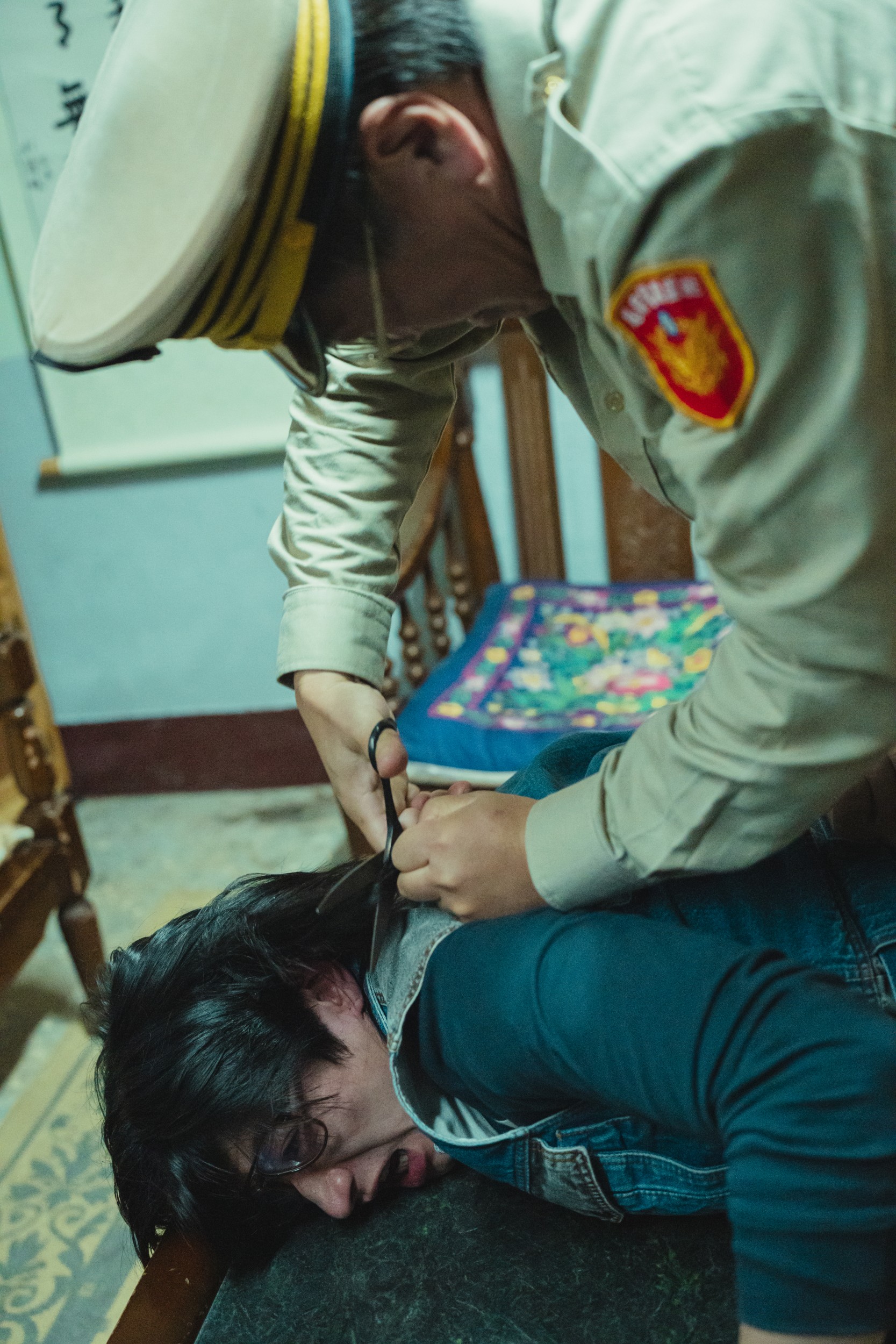 片中宋柏緯被飾演父親的朱德綱壓制強制剪去長髮,透露對方就連走戲情緒都給得很足。(瀚草提供)