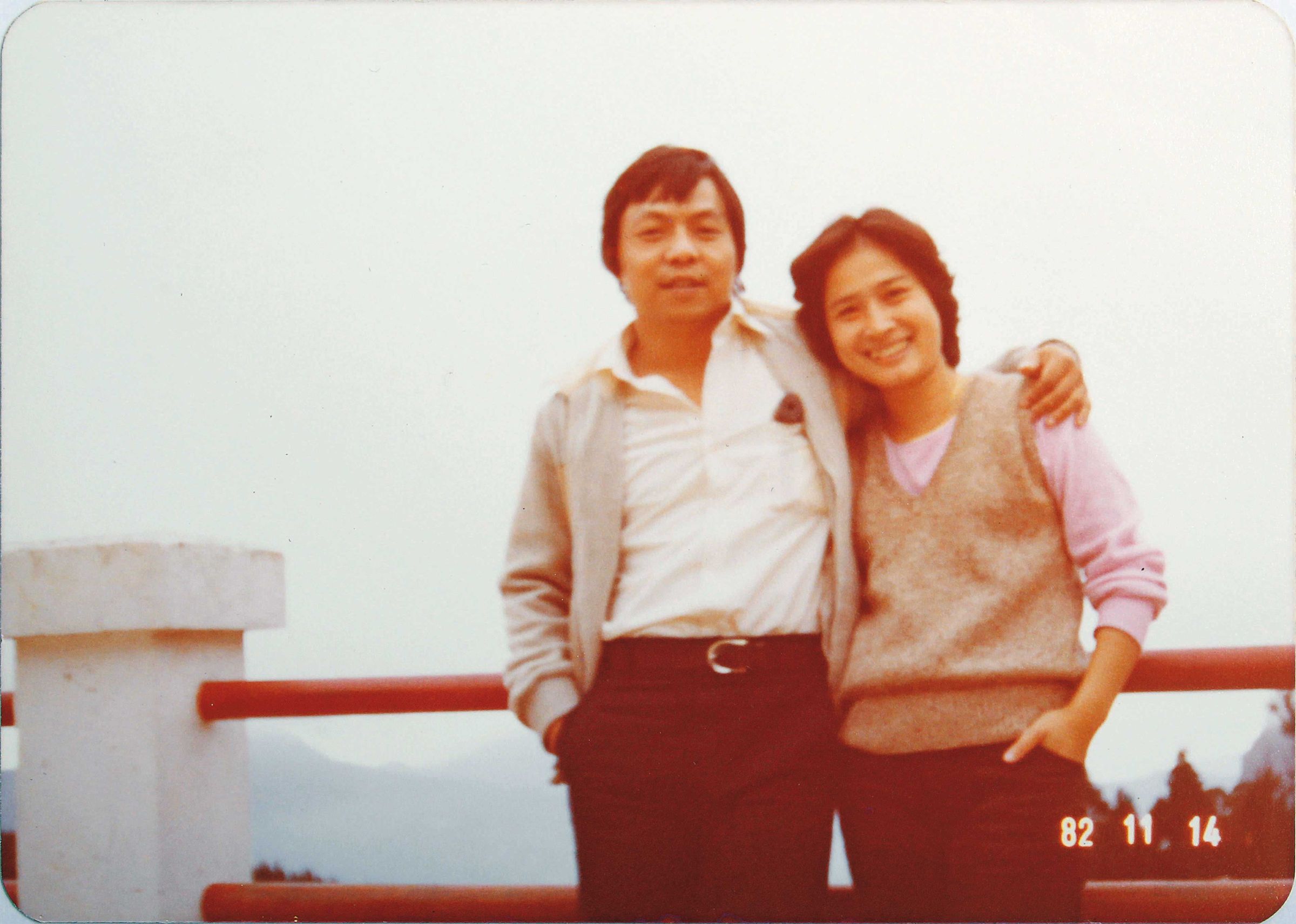 張再發（左）曾對太太許麗美（右）承諾「要賺全世界的錢給妳。」如今真的做到。（大鵬科技提供）