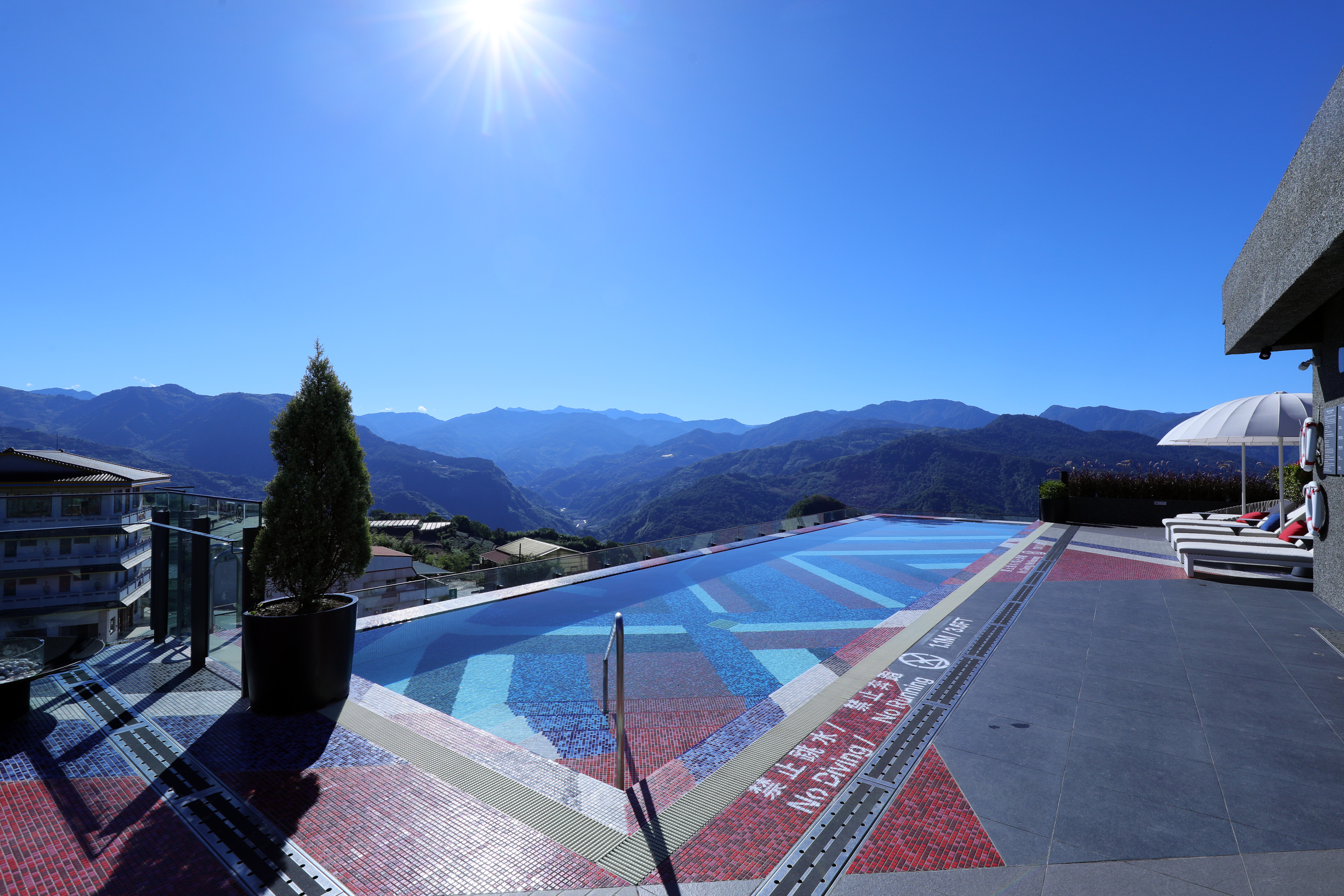 阿里山英迪格頂樓設有觀星平台、露天酒吧與一座無邊際戲水池。