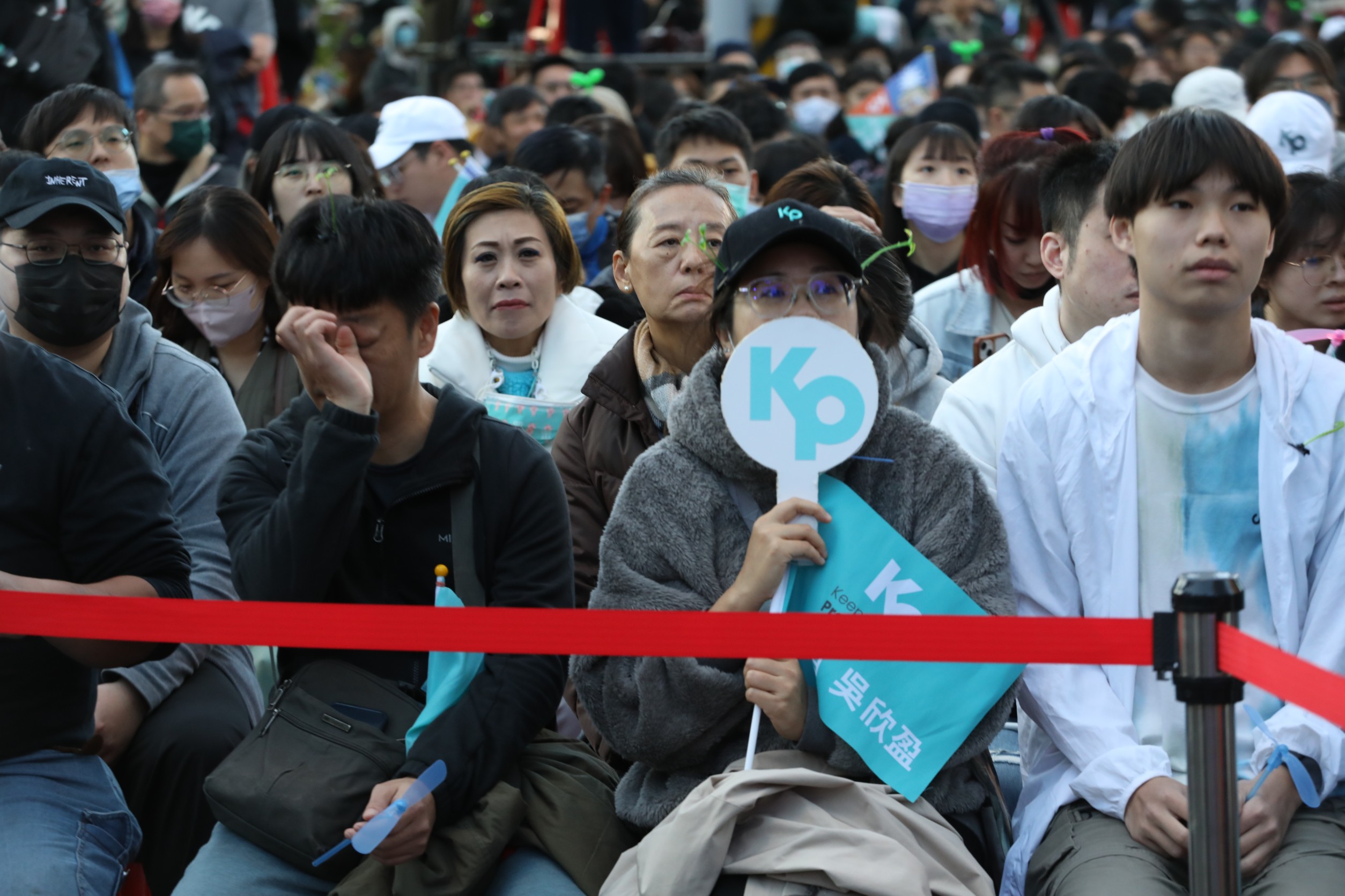 柯文哲票數落後，支持者臉上難掩失落神情。