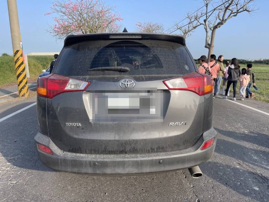 有名9歲男童陪同父親參加路跑活動，遭一輛休旅車撞上，送醫搶救仍宣告不治。（翻攝畫面）