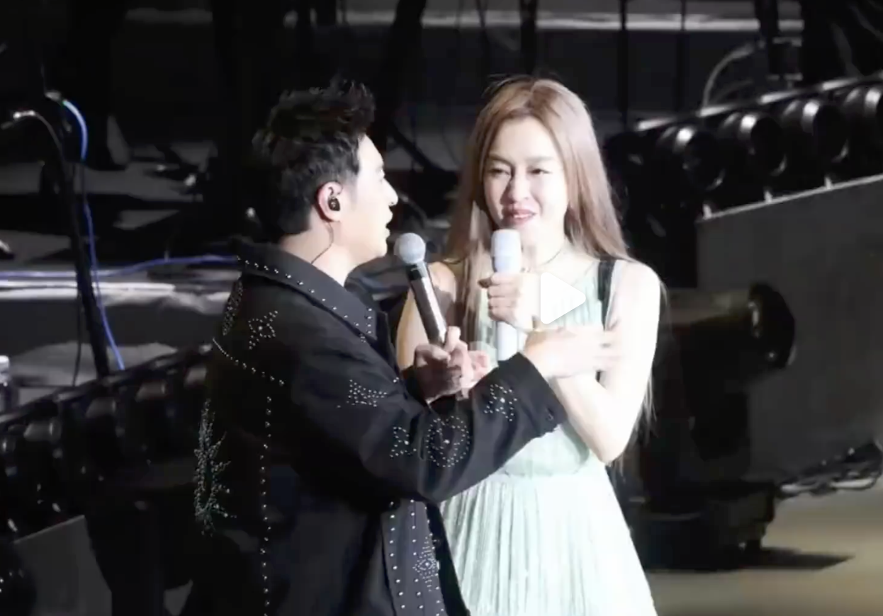 范瑋琪佛山演唱會，邀請潘瑋柏當嘉賓。（翻攝微博影片畫面）