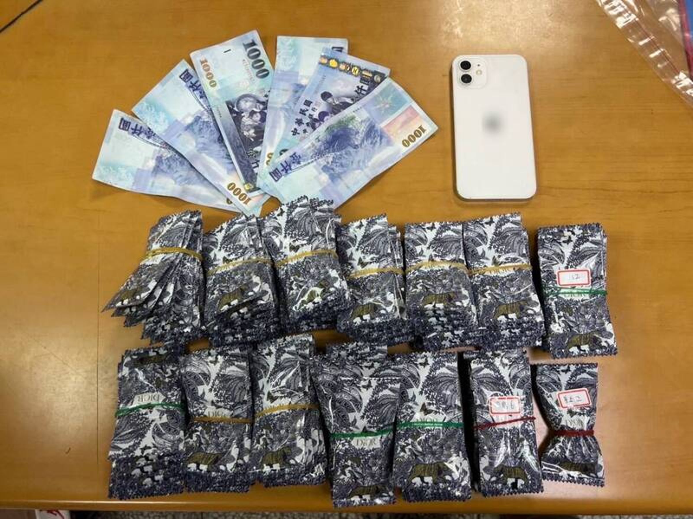 三重分局逮捕「斜槓」兼職毒品小蜜蜂的外送員，搜出122包毒咖啡包，重達620公克。（翻攝畫面）
