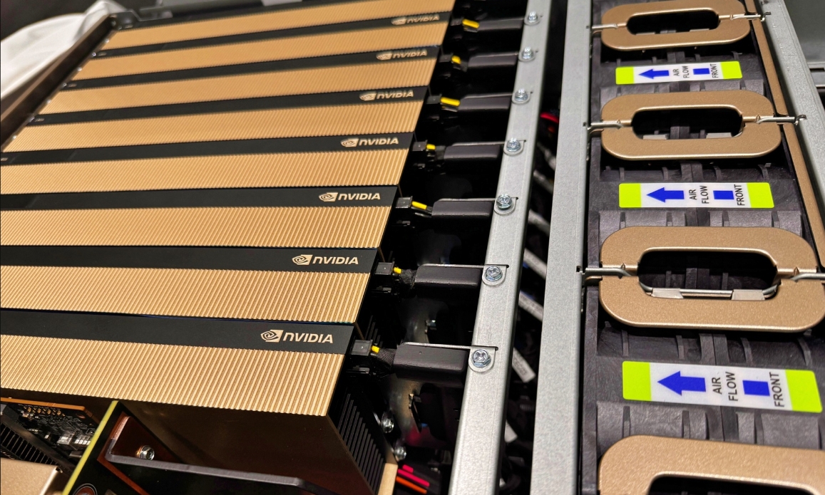 鴻海攜手子公司鴻佰科技(Ingrasys Technology Inc.)在GTC大會展出多種AI伺服器產品。(翻攝自X @HonHai_Foxconn)