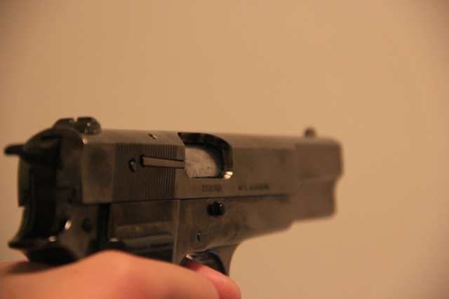 高雄仁武區保五總隊一名50多歲吳姓資深警員，20日疑不滿外調制度與決策不透明，被列在外調名單，值勤時持槍朝空鳴射1槍抗議，示意圖。（翻攝自photoAC）