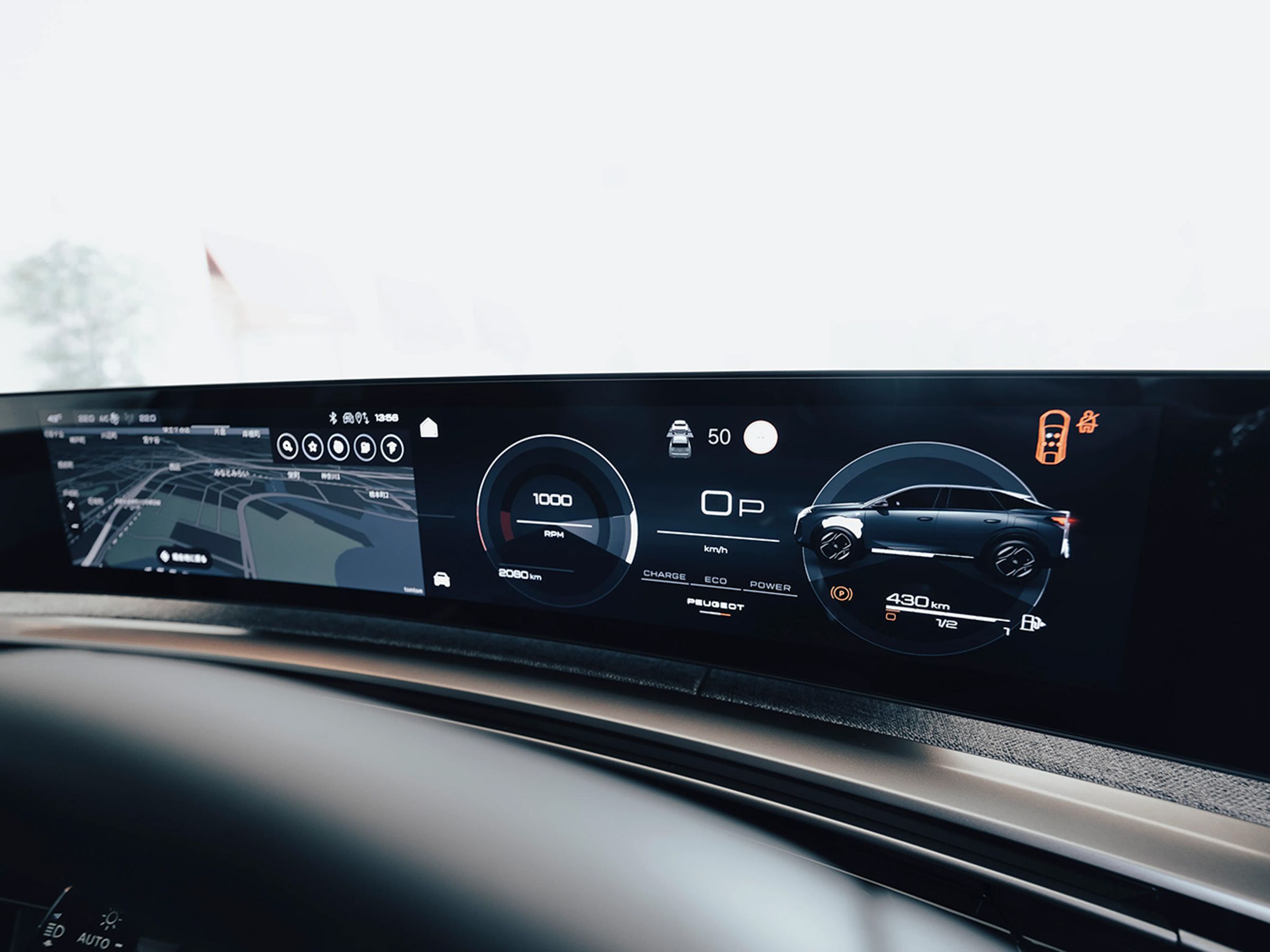 車內則運用太空艙的設計，以21吋的一體式曲面螢幕懸浮在上方的方式呈現。