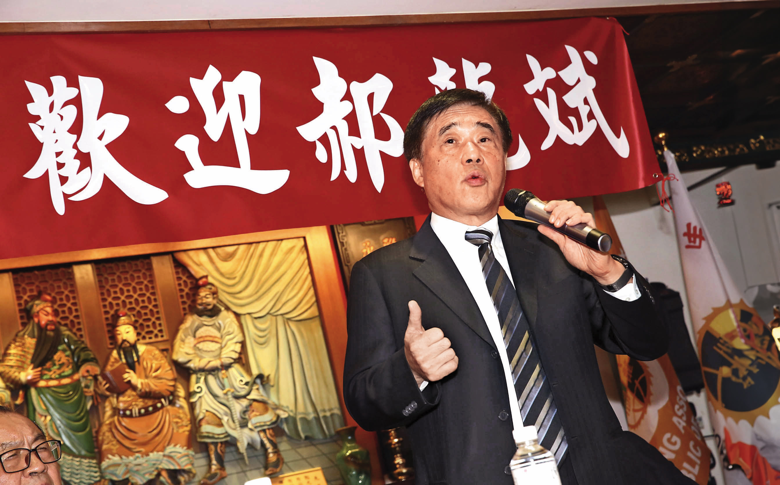 郝龍斌獲多數正副議長與地方派系等「本土藍」支持，聲勢高漲。（鏡報董孟航）