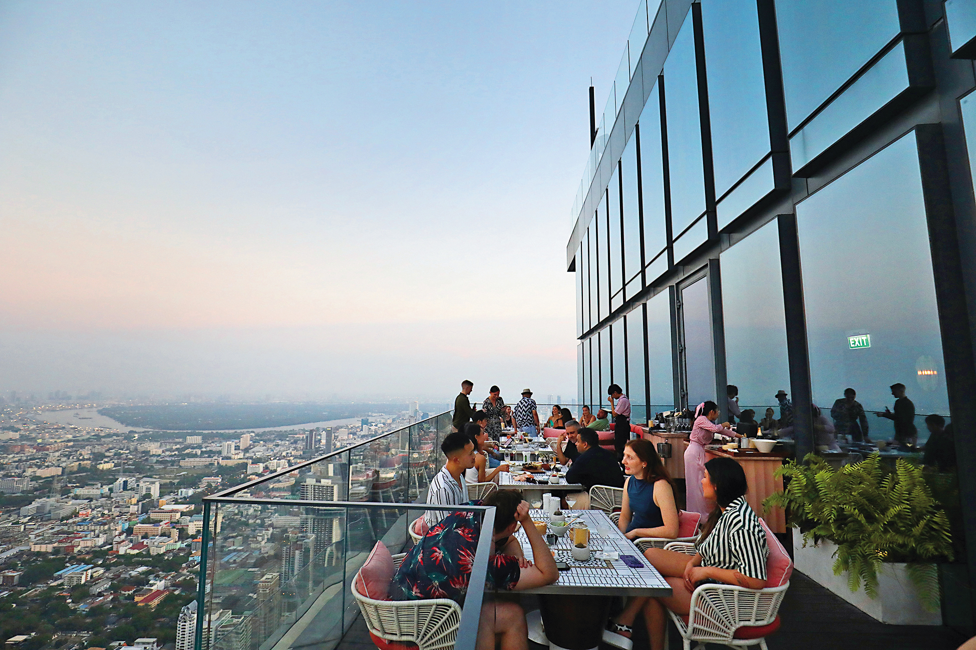 傍晚時分坐在「Ojo」的戶外座位，可以欣賞夕陽映照湄南河的美景。