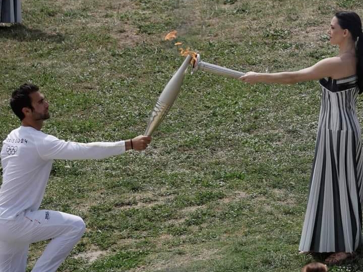 巴黎奧運聖火點燃，首任火炬手為希臘划船金牌得主恩托斯科斯（左）。（翻攝自Stefanos Ntouskos臉書）