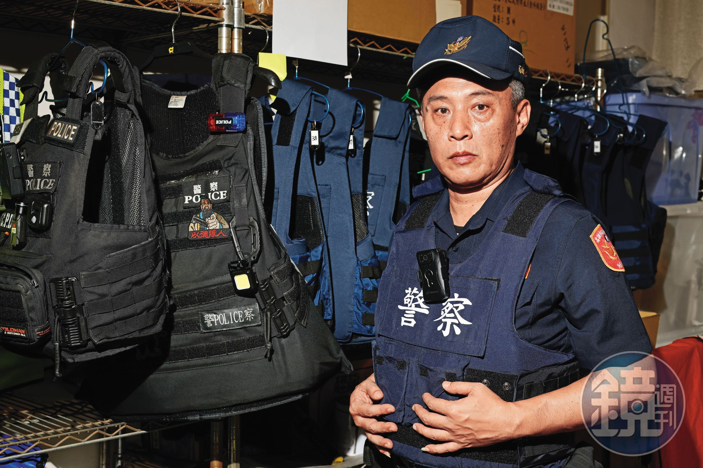 擔任警察33年的吳竣鴻幾乎每日都到銀行臨櫃關懷,為了阻詐,多次被民眾投訴也不輕易放行。
