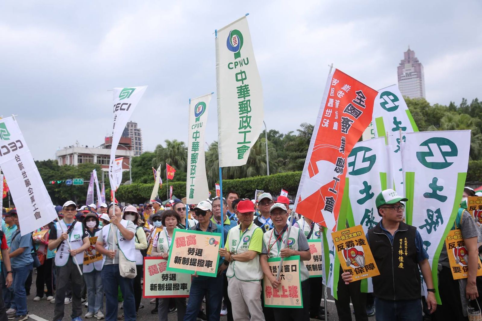 「五一勞工大遊行」逾5千名勞工上街,以「反霸凌,要保障」為題,提出七大訴求。(鏡報新聞網)