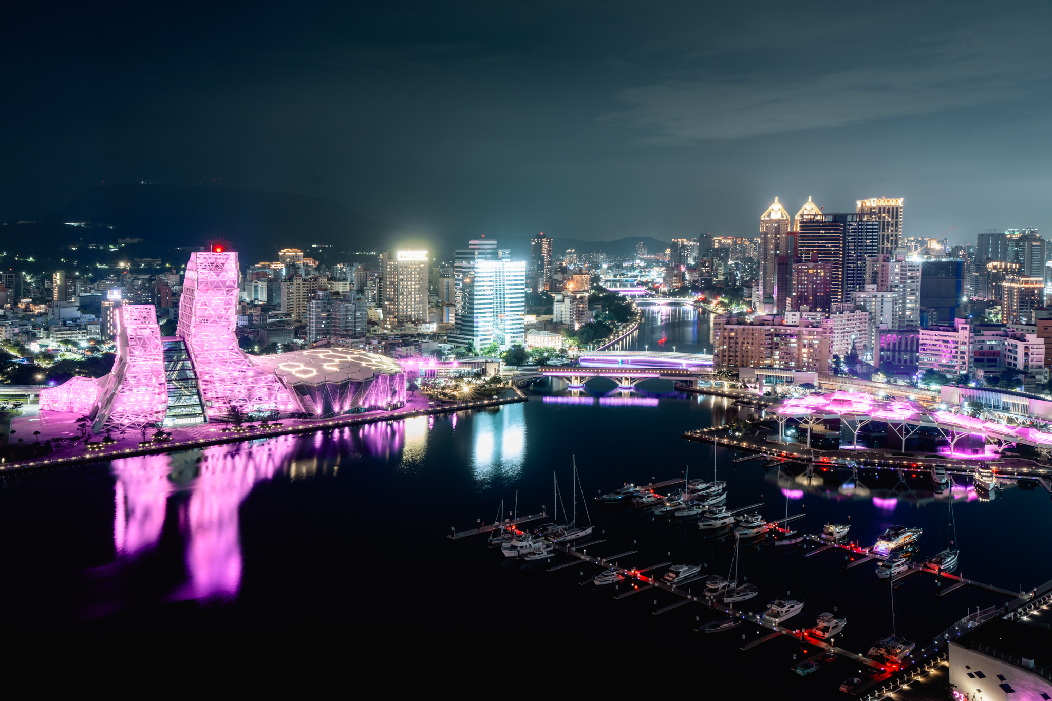 高雄變身BLACKPINK城市，高流與大港橋換上粉紅新裝超漂亮。（Live Nation提供）