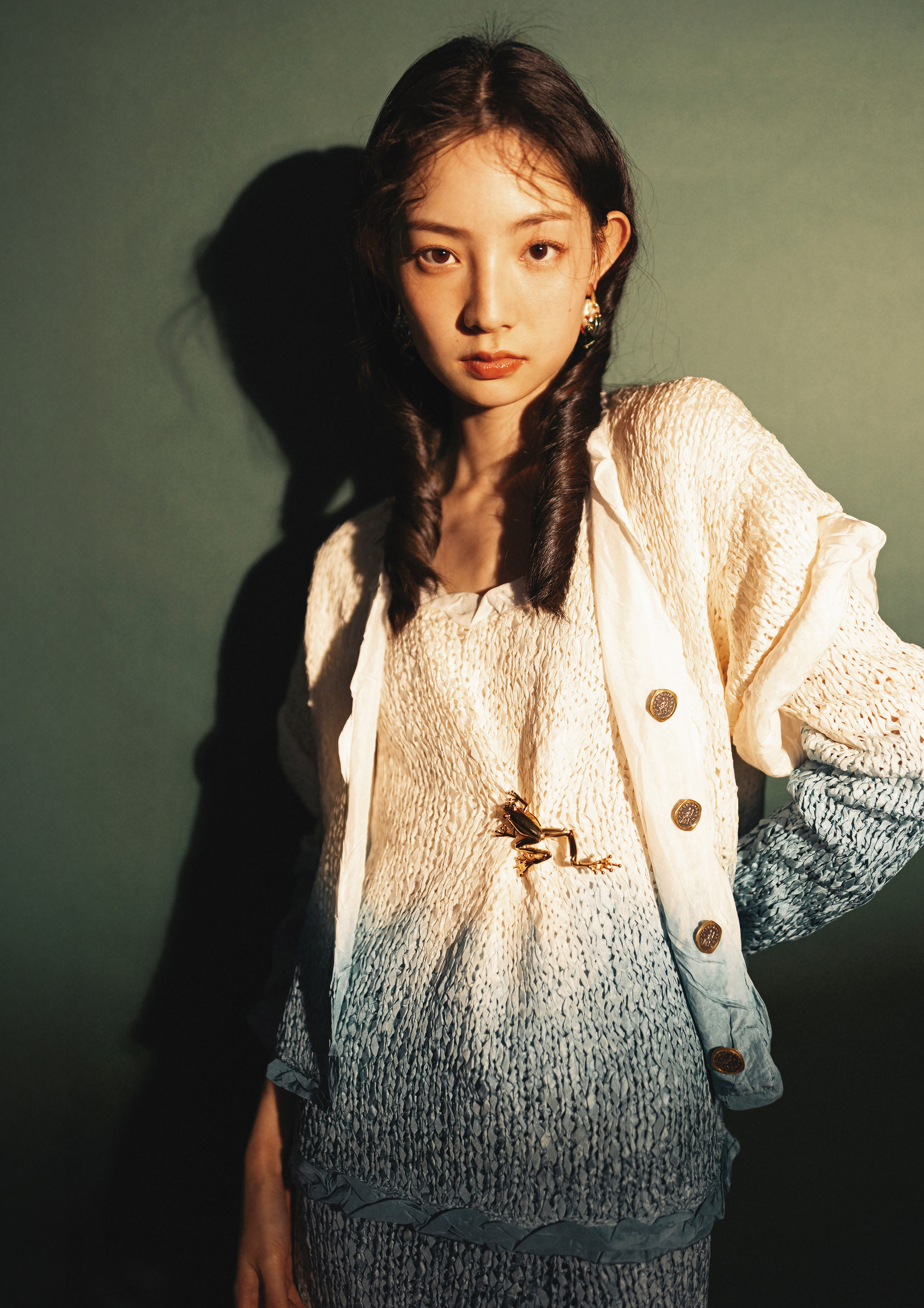 編織漸層外套 價格店洽／編織漸層上衣 價格店洽 ／編織漸層裙子 價格店洽／青蛙耳環 價格店洽／青蛙別針 價格店洽 All by BOTTEGA VENETA