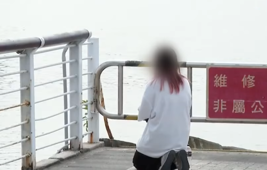 男大生姊跪地祈禱弟弟趕快回家。（翻攝鏡新聞）