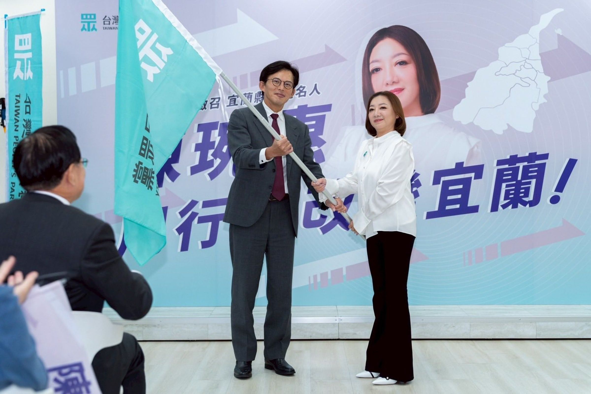 代表白營出戰新北、宜蘭的黃國昌(左)及陳琬惠(右),支持度始終未能衝破10%,白營支持者估有3成轉挺藍營人選。(民眾黨提供)
