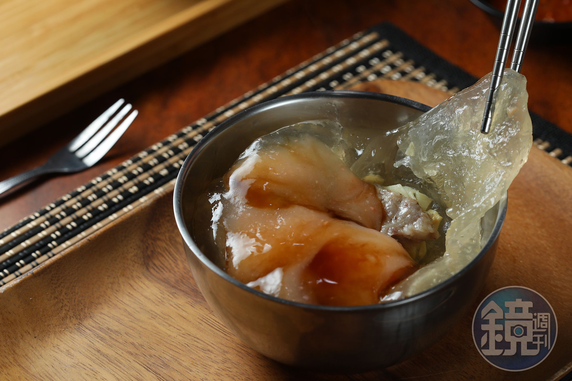 「肉圓」雖為油炸，但口感清爽，會淋上店家自製的米醬、海山醬和醬油膏。（50元／份）