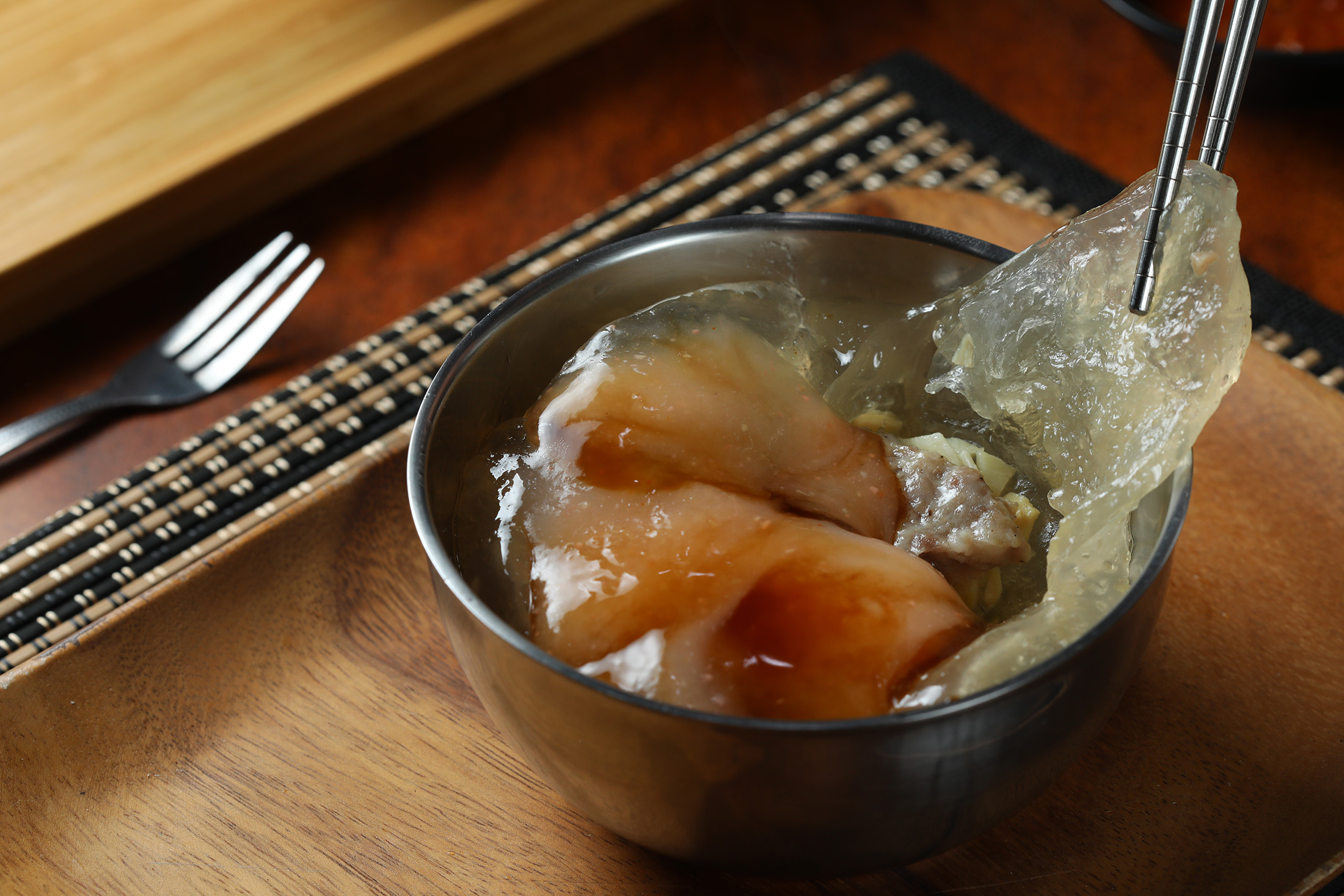 「肉圓」雖為油炸，但口感清爽，會淋上店家自製的米醬、海山醬和醬油膏。（50元／份）
