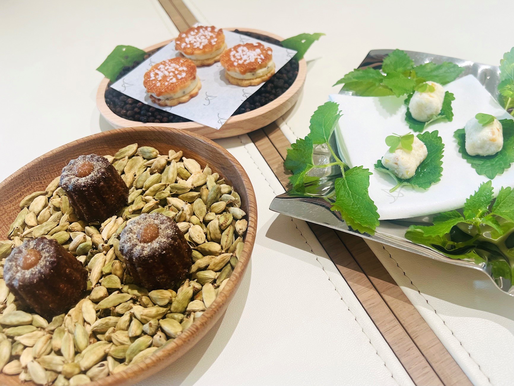 今天的Petit Four是馬告芒果杏仁酥餅、綠茴香可麗露和可以包著香蜂草一起吃的可樂達牛軋糖。