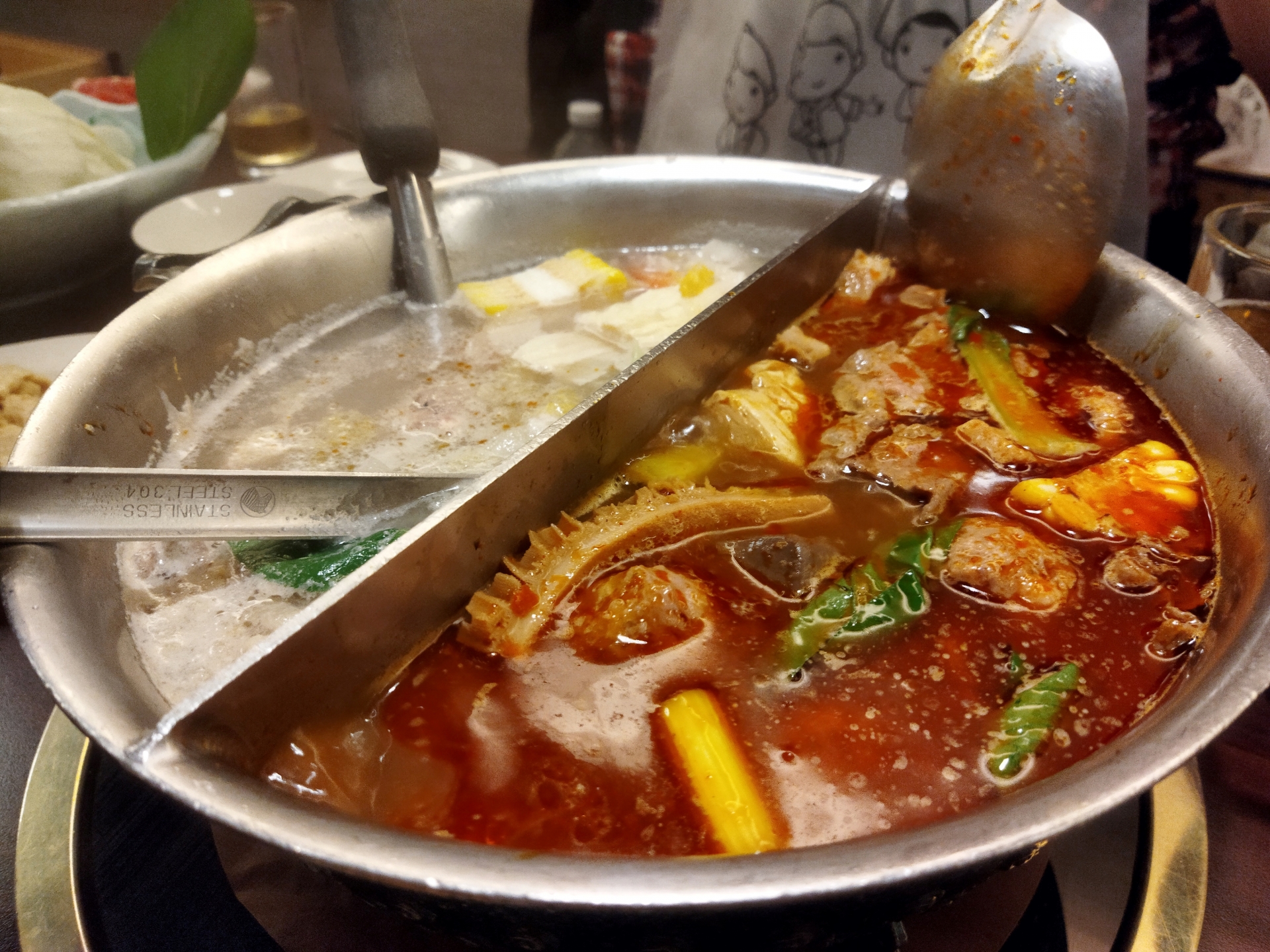 男子自己煮麻辣鍋，沒想到吃完卻持續頭痛，且引發癲癇。（示意圖，photoAC）