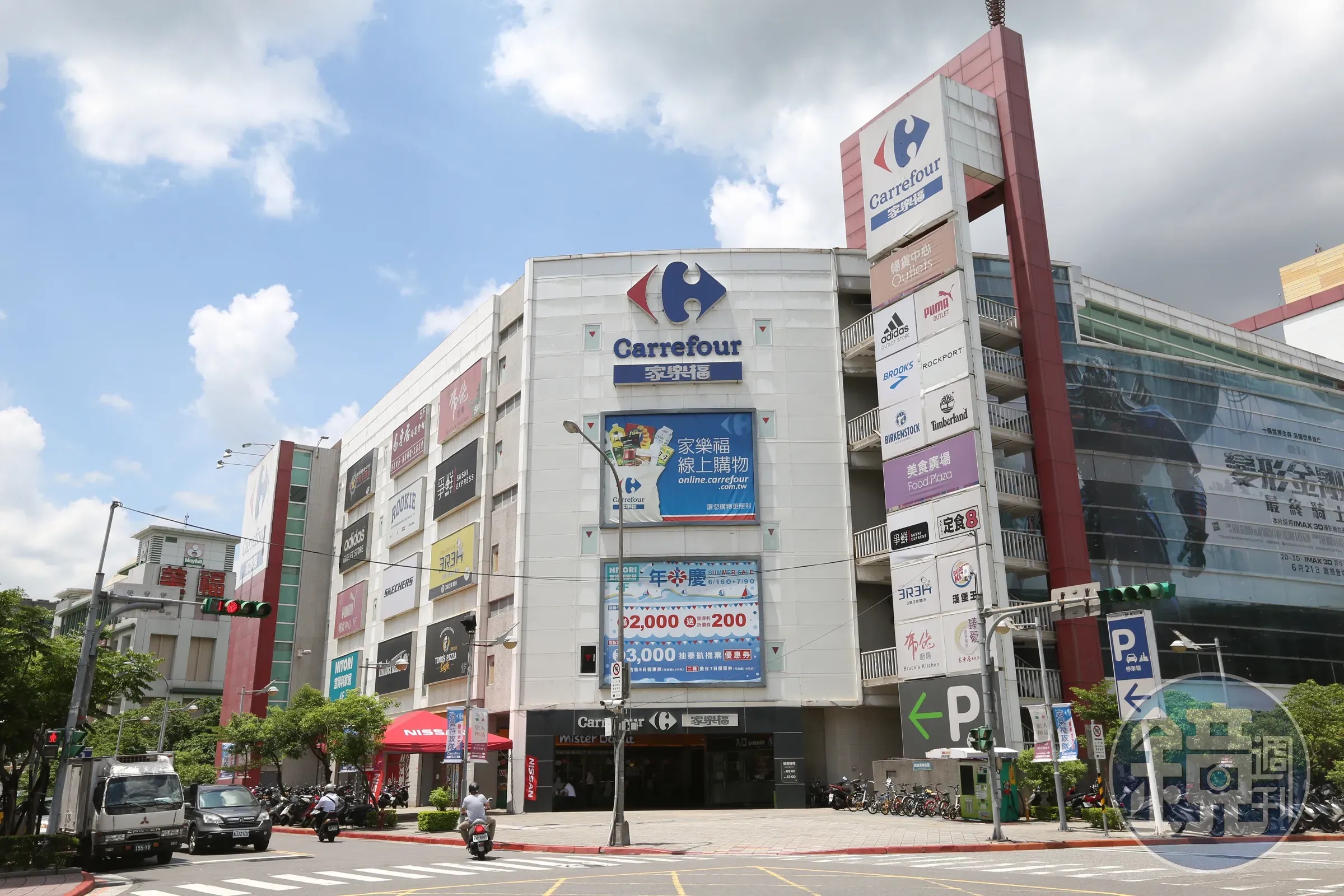台灣家樂福預計7月全面改名，新名稱尚未定案，但部分分店已先用母公司名稱「康達盛通」，因名字不像賣場，也不好記，有網友突發奇想，倒著念就記起來了。（本刊資料照） 